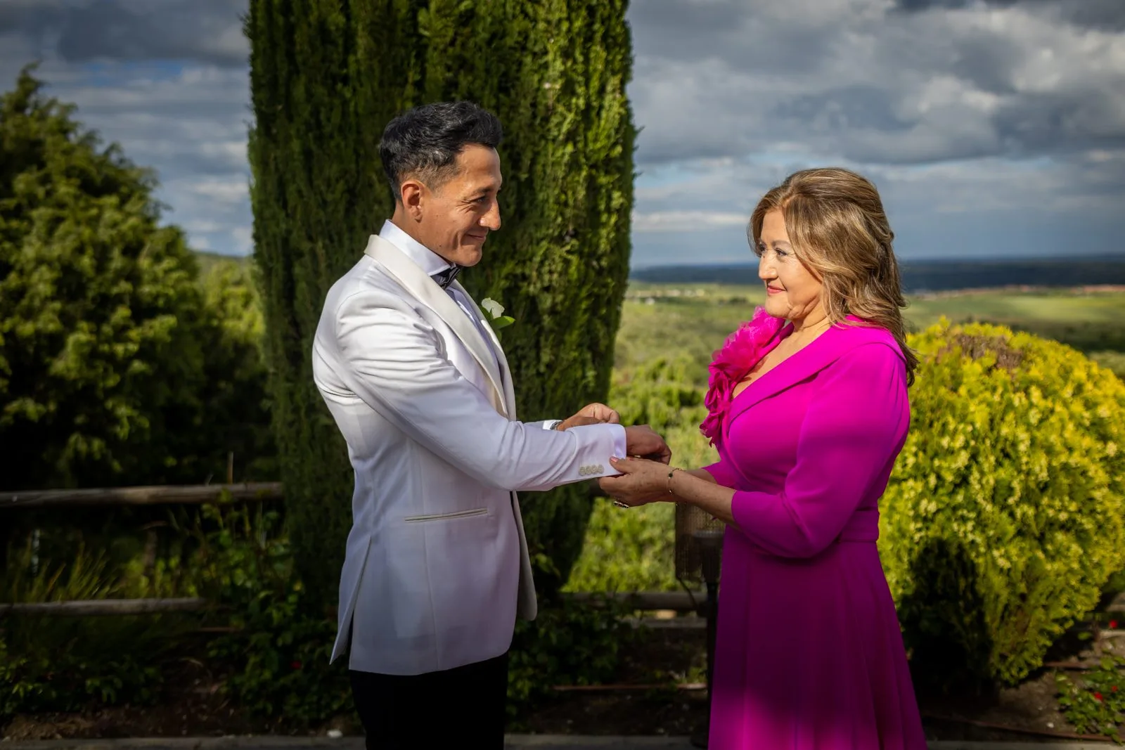Novio con su madre en los jardines durante una boda en Valquijancho.