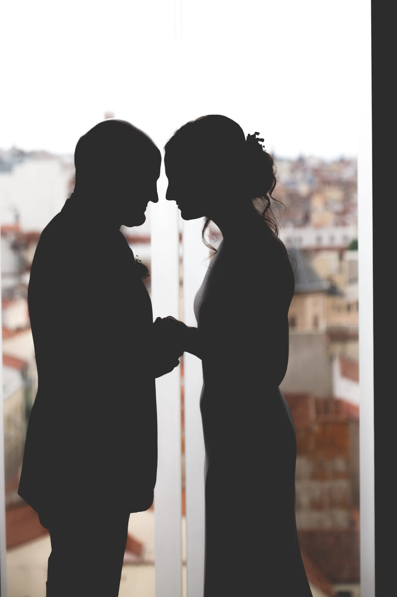 Silueta de los novios frente a la ventana durante una boda en Valquijancho.