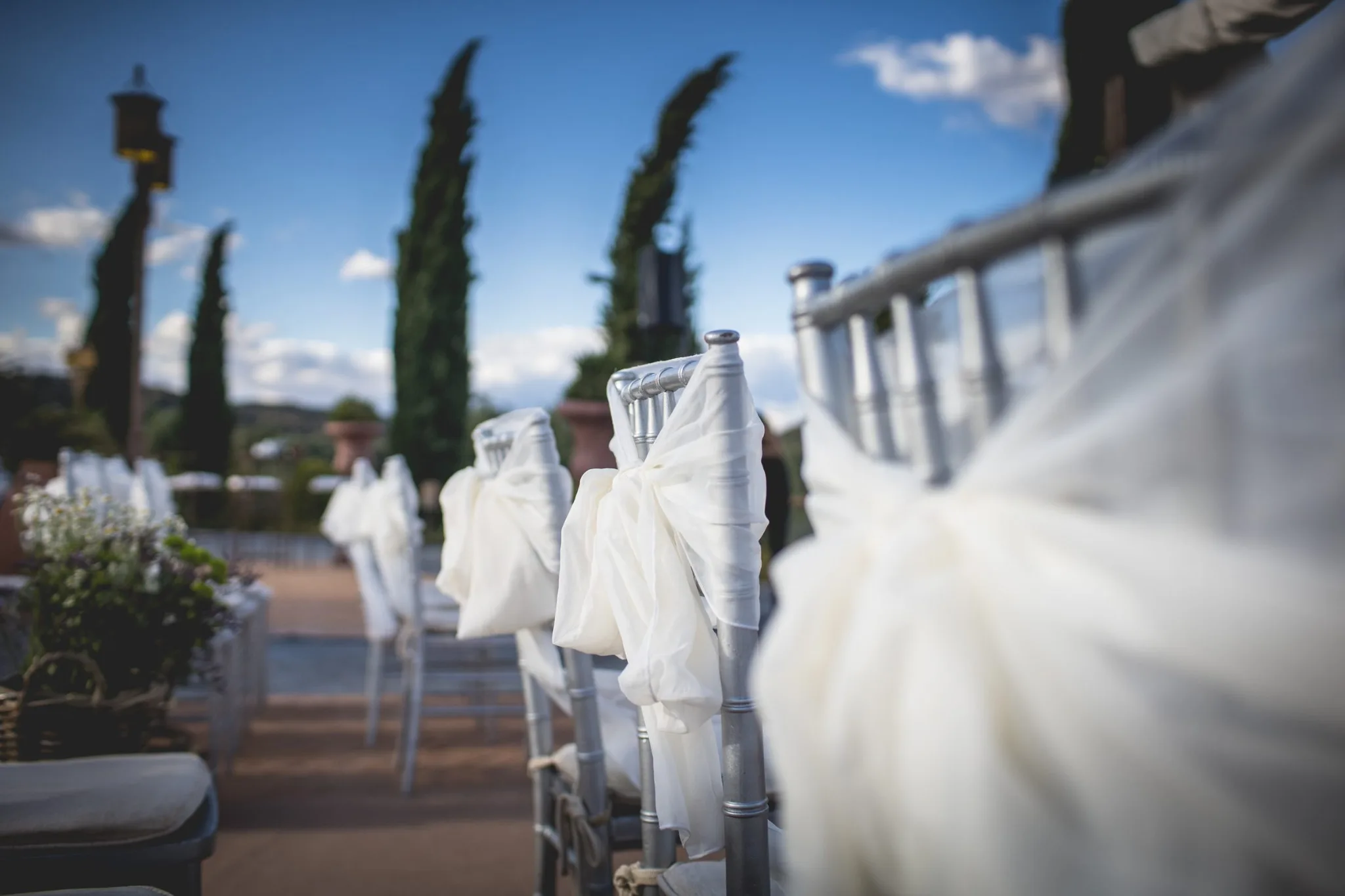 Detalle de sillas decoradas para la ceremonia durante una boda en Valquijancho.