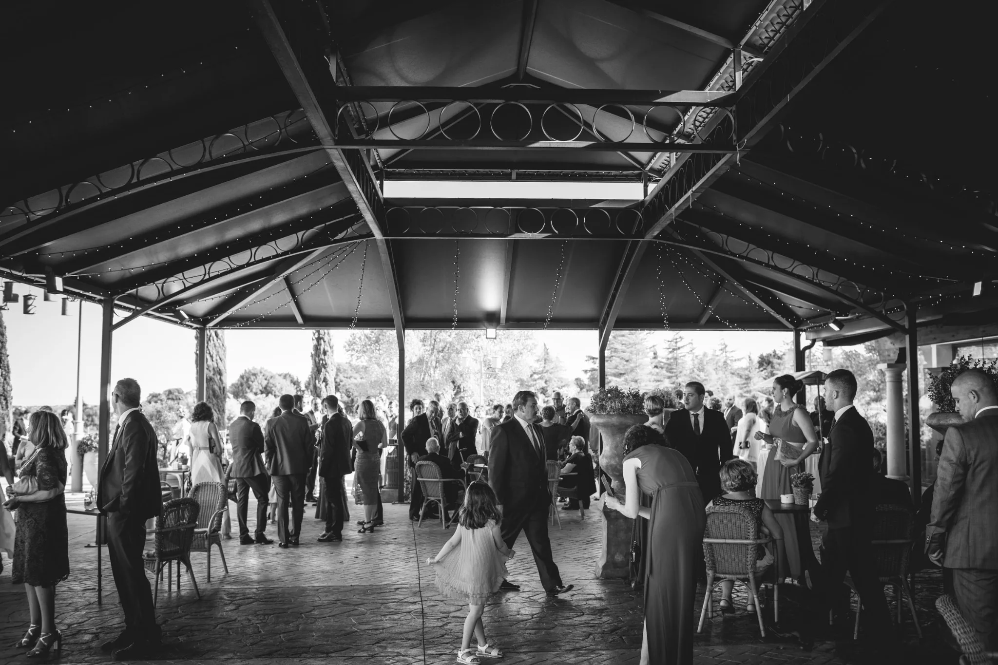 Ceremonia civil bajo la cubierta de la finca durante una boda en Valquijancho.