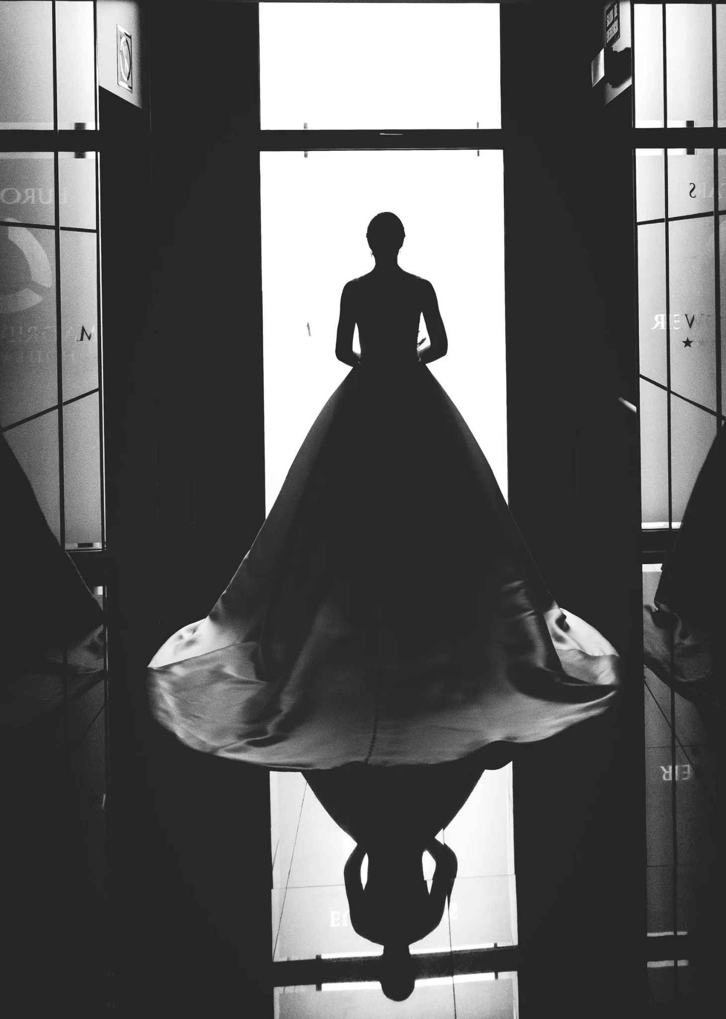 Silueta de la novia con vestido de cola durante una boda en Valquijancho.