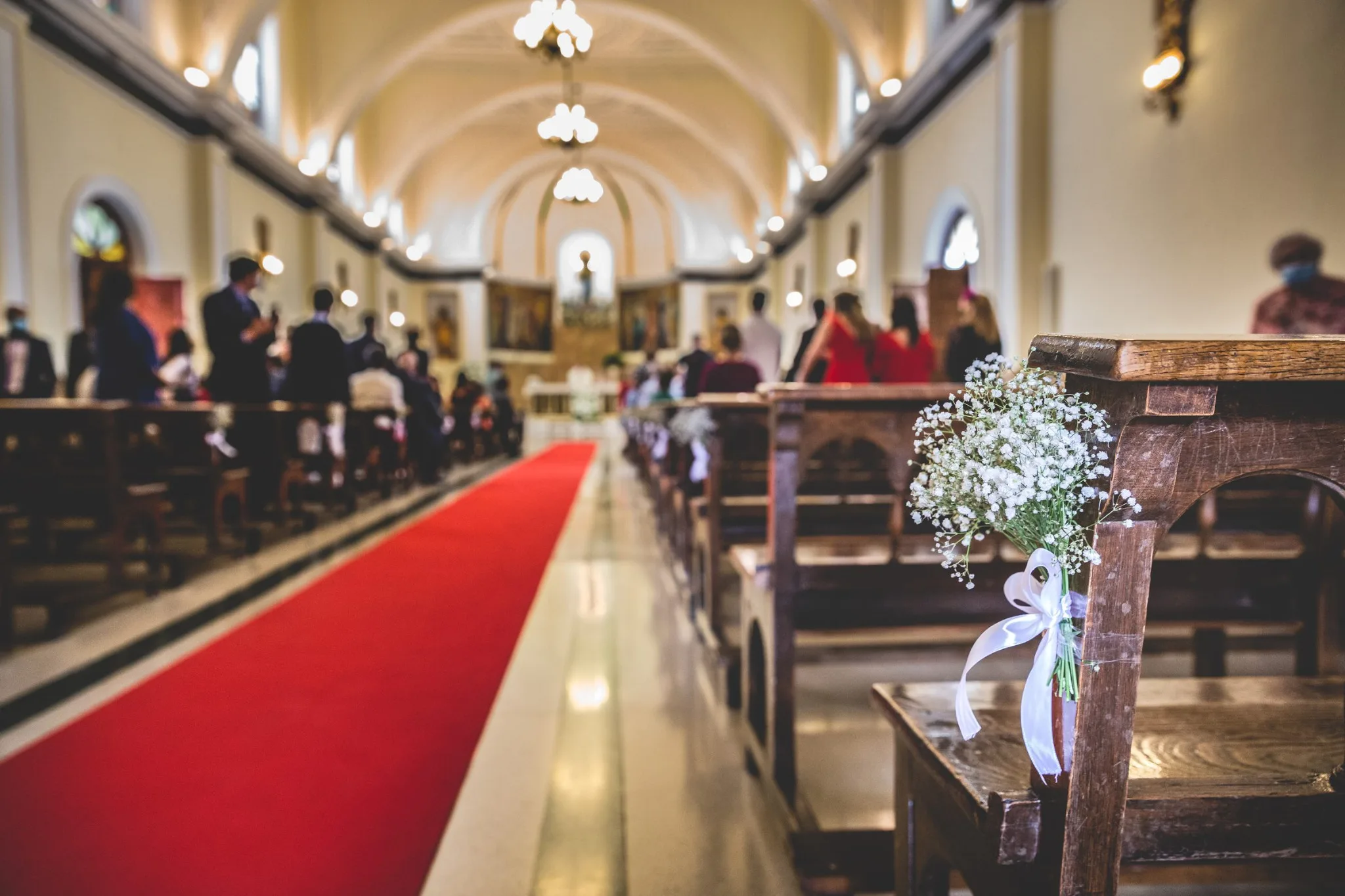 Pasillo de iglesia decorado para la boda durante una boda en Valquijancho.