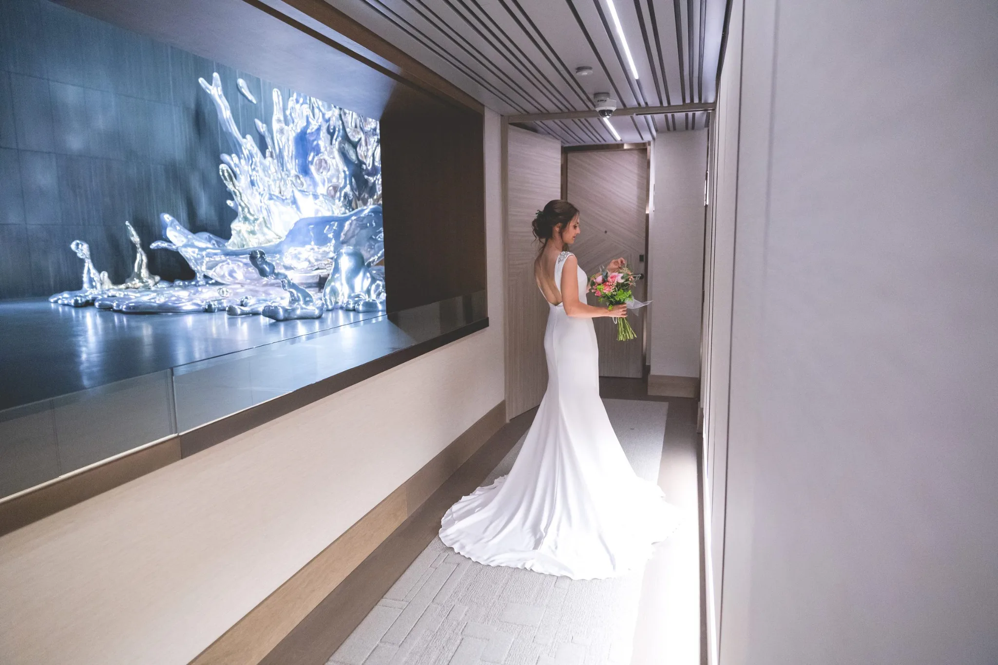 Novia caminando junto a una instalacion artistica durante una boda en Valquijancho.
