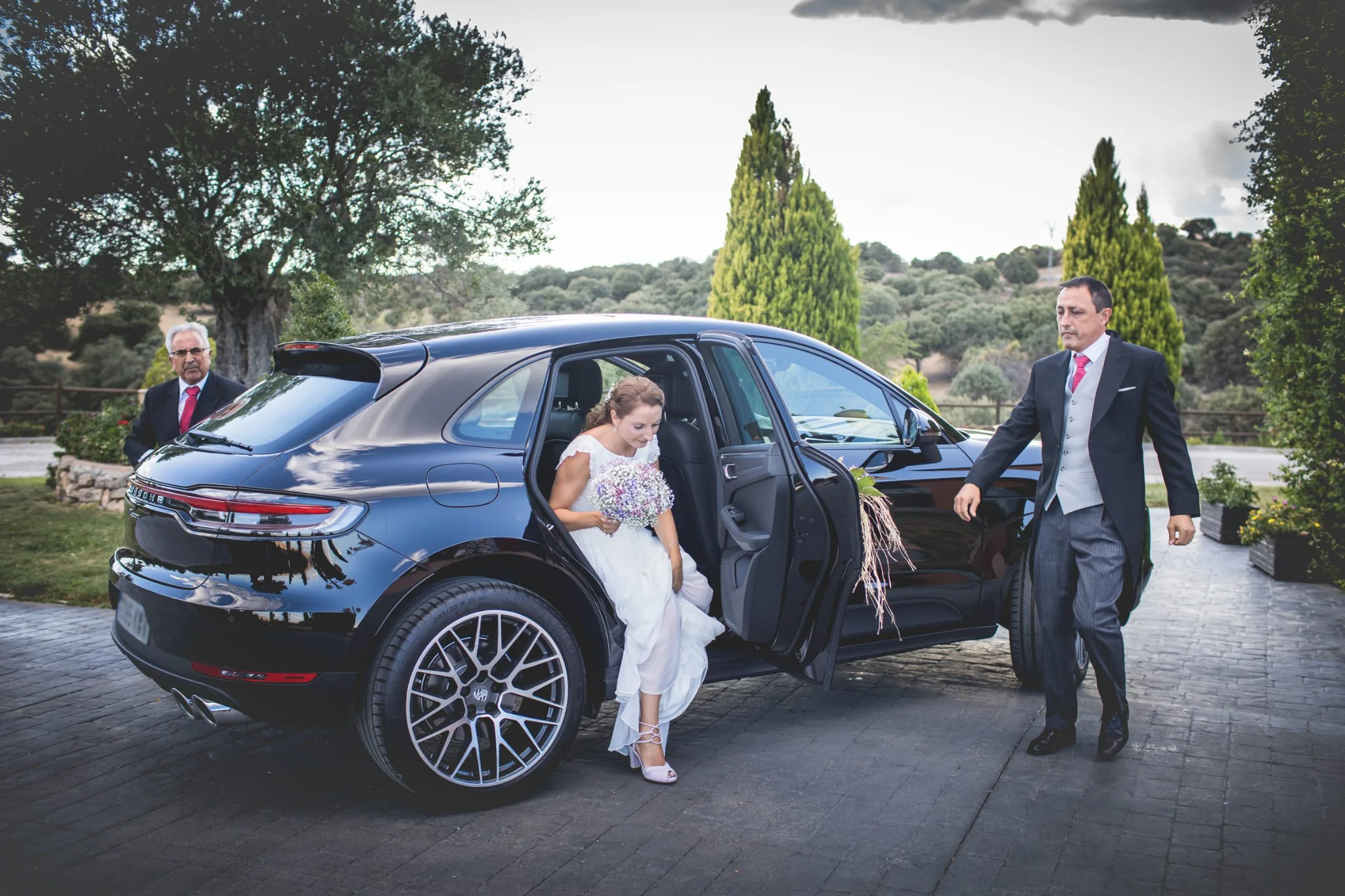 Llegada de la novia en coche durante una boda en Valquijancho.