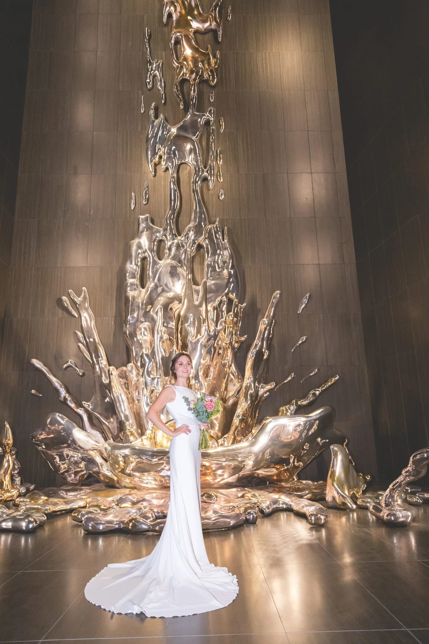 Retrato de la novia en una instalacion interior durante una boda en Valquijancho.