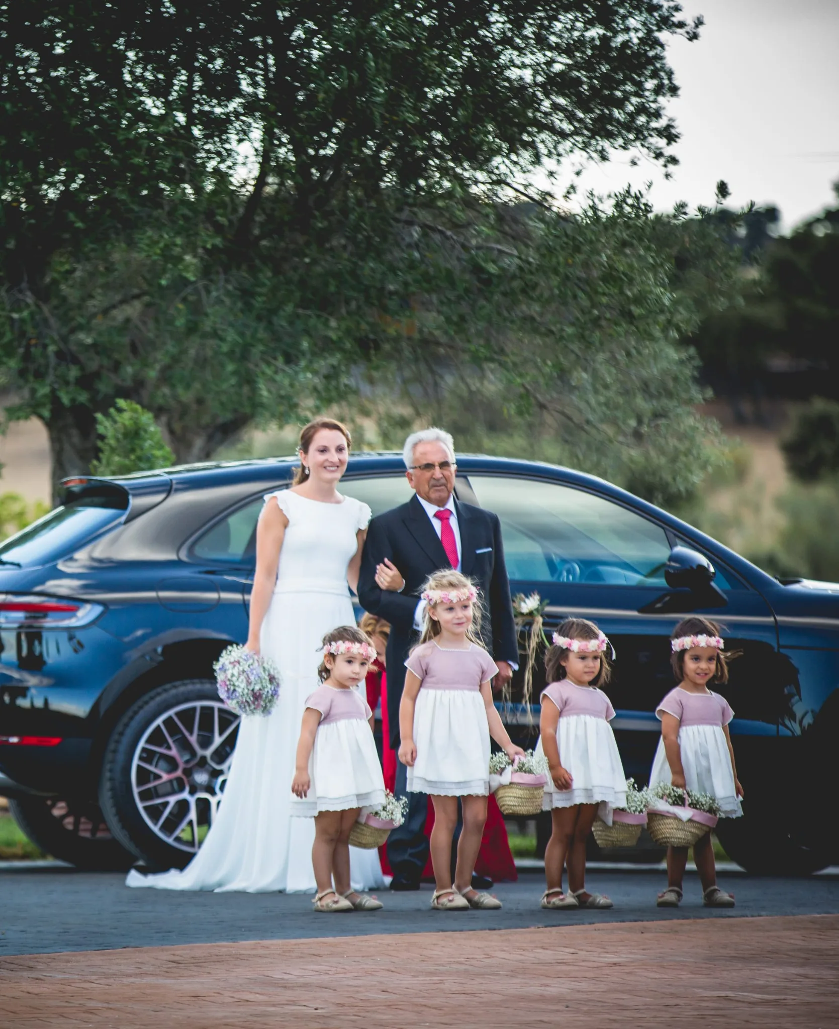 Novia con familiares junto al coche durante una boda en Valquijancho.
