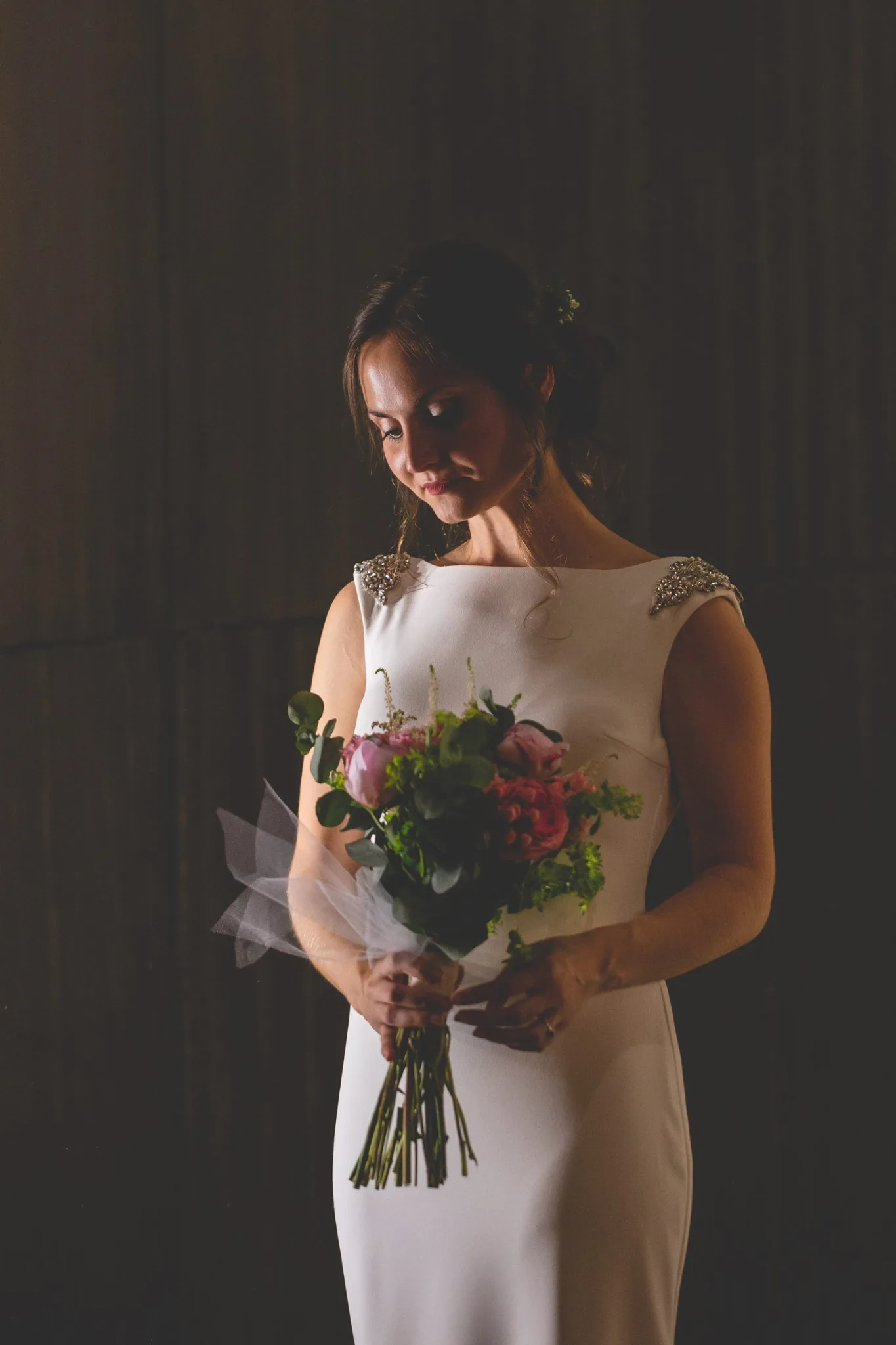 Retrato de novia con ramo en luz natural durante una boda en Valquijancho.