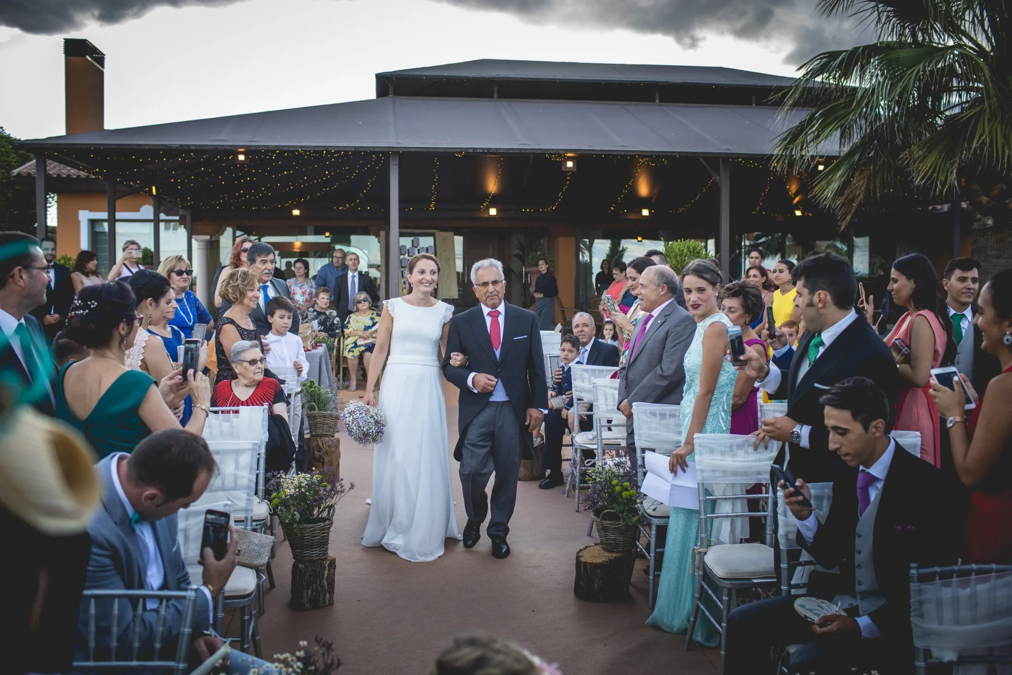 Entrada de la novia con su padre durante una boda en Valquijancho.