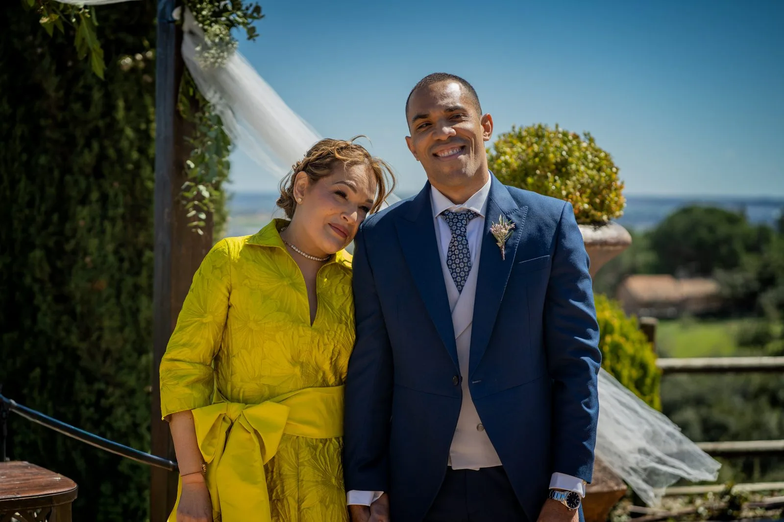 Novio con su madre antes de la ceremonia durante una boda en Valquijancho.