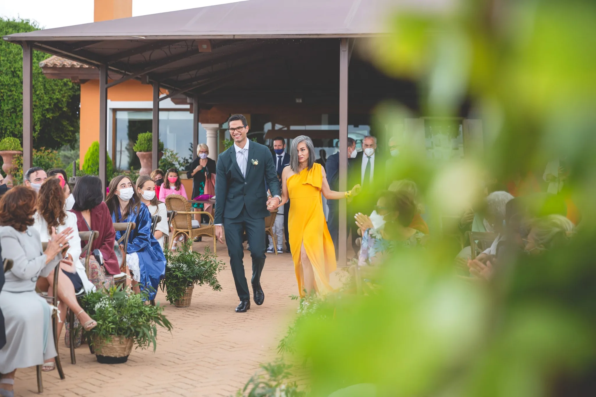 Entrada del novio con su acompanante durante una boda en Valquijancho.