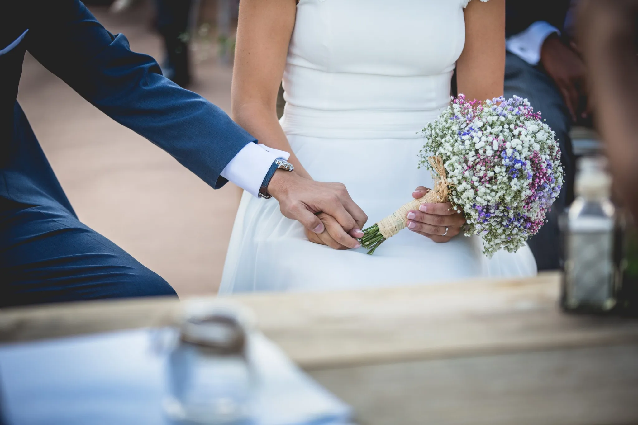 Detalle de manos y ramo durante la ceremonia durante una boda en Valquijancho.