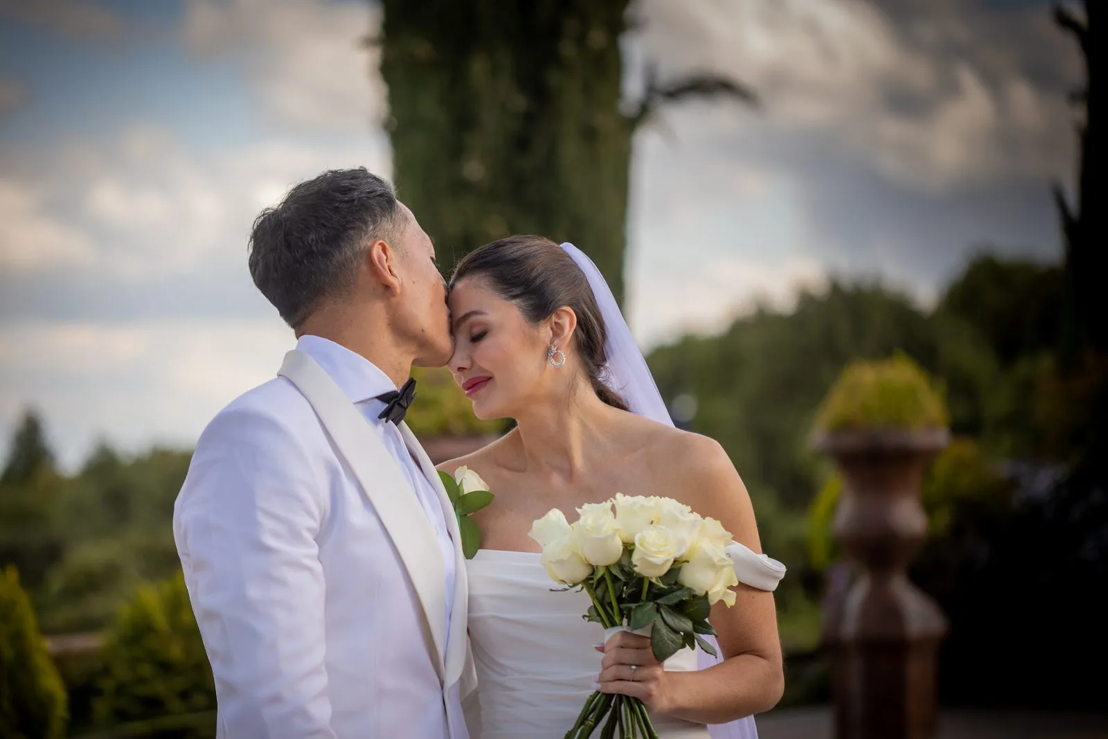 Retrato romantico de los novios en el jardin durante una boda en Valquijancho.