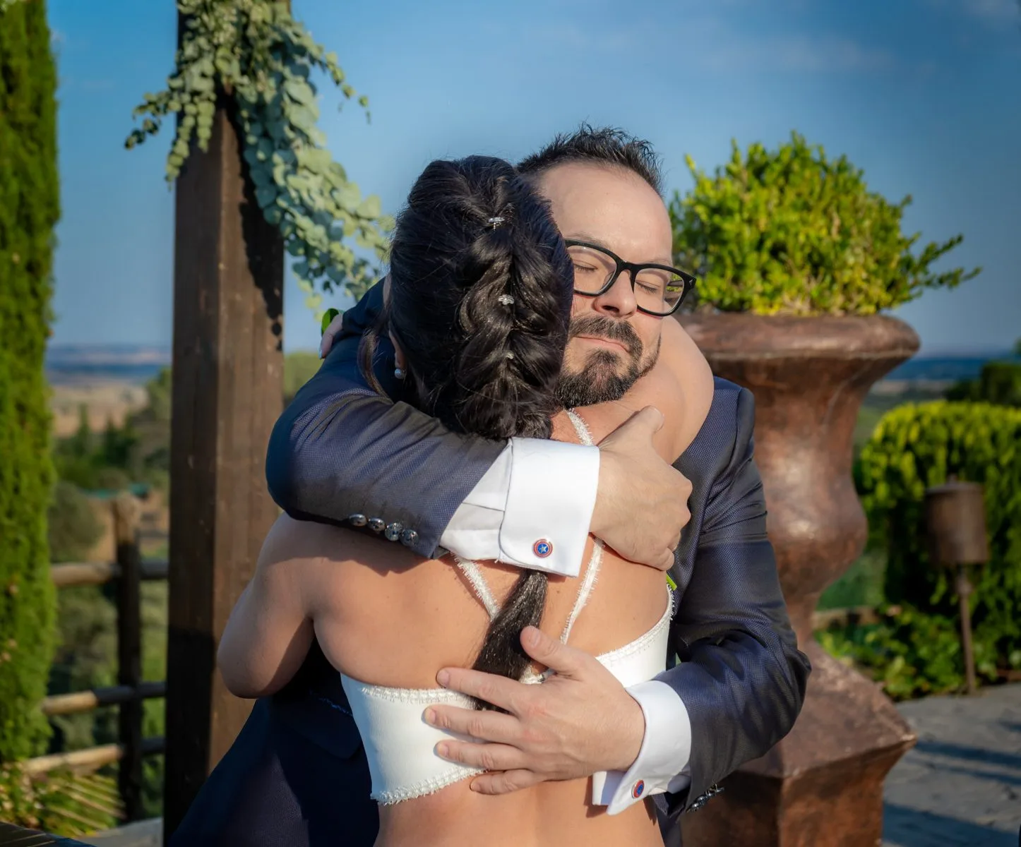 Abrazo emotivo de la novia con un familiar durante una boda en Valquijancho.