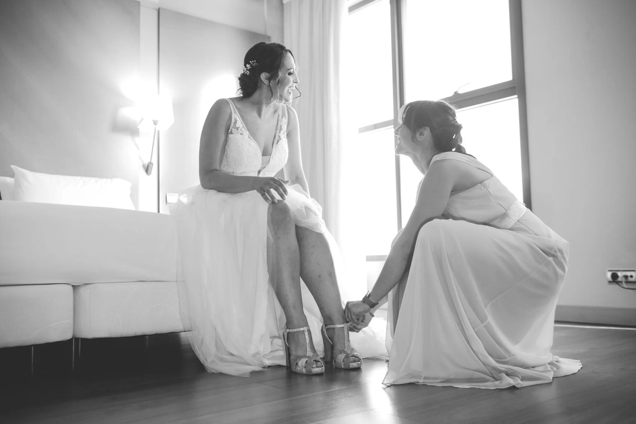 Novia calzandose antes de la ceremonia durante una boda en Valquijancho.