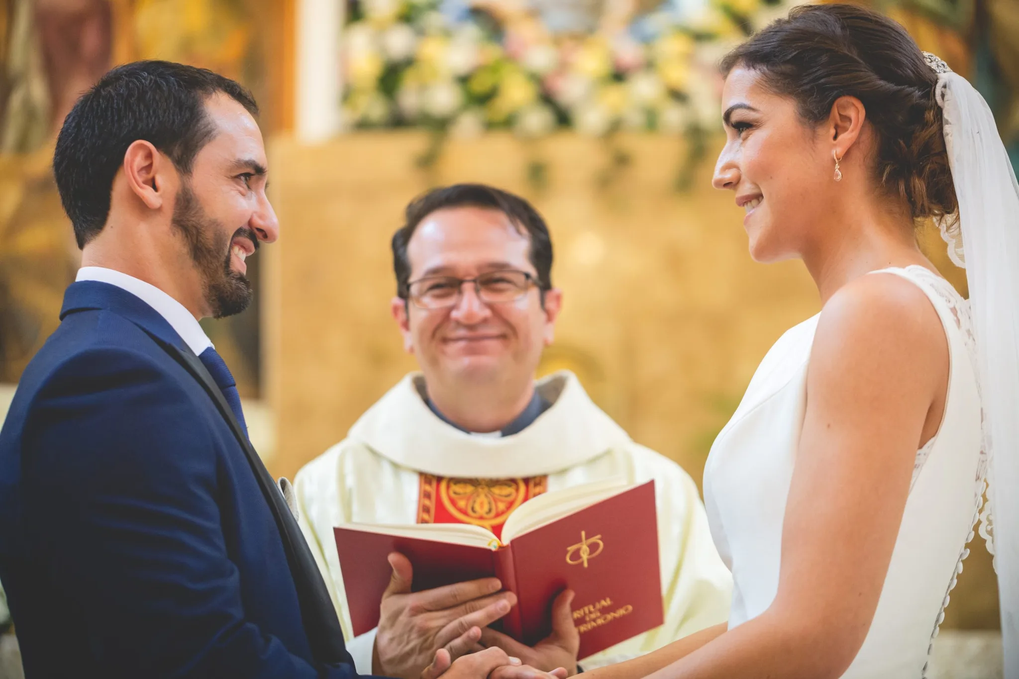 Novios durante la ceremonia religiosa durante una boda en Valquijancho.
