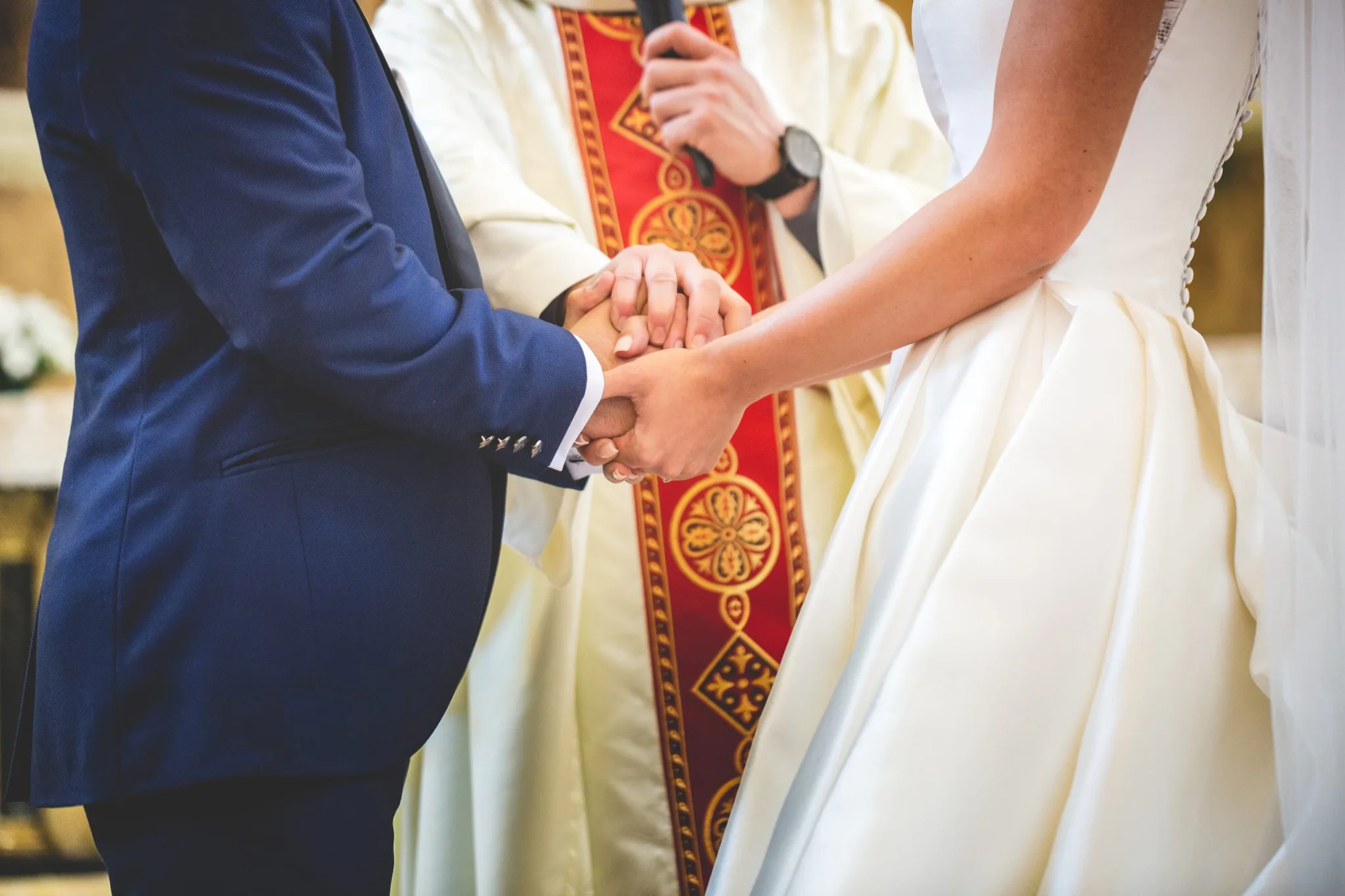 Intercambio de anillos durante la ceremonia durante una boda en Valquijancho.