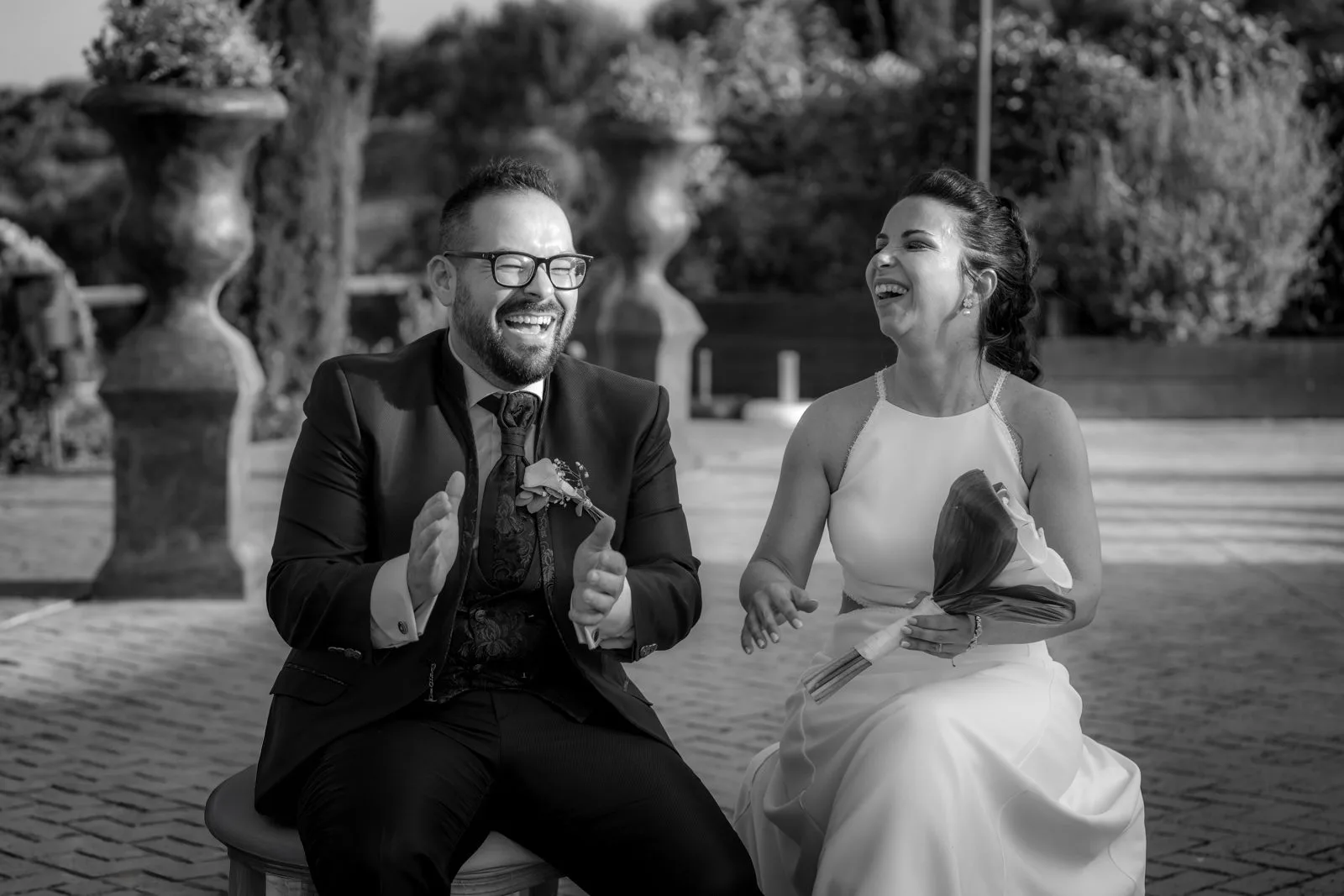 Novios riendo despues de la ceremonia durante una boda en Valquijancho.