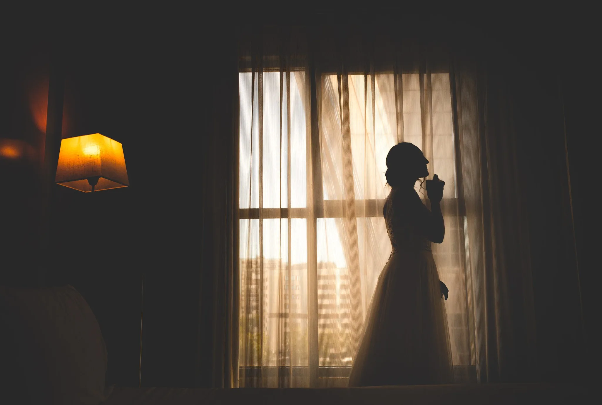 Silueta de la novia frente a la ventana durante una boda en Valquijancho.