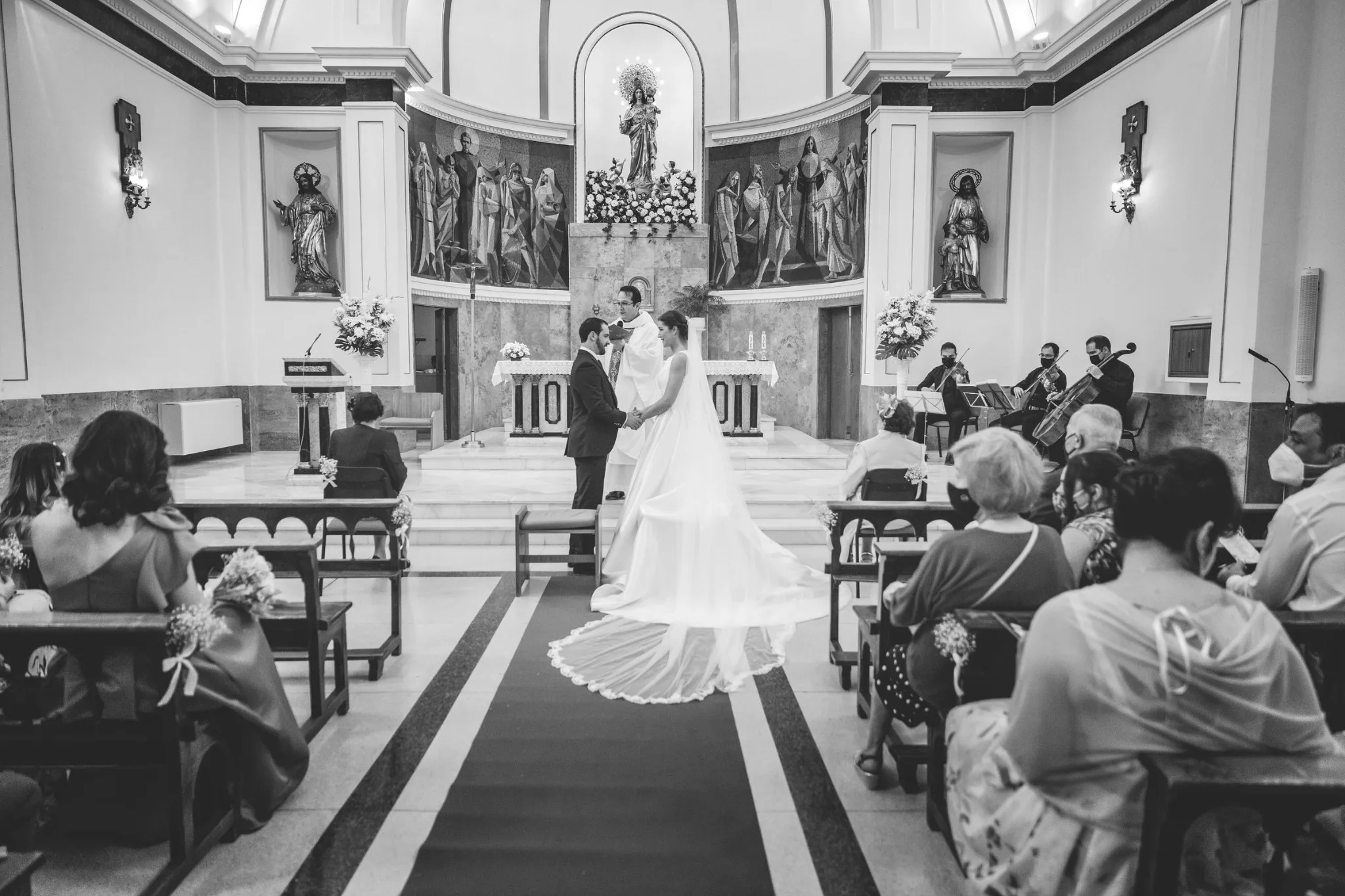 Ceremonia religiosa en la iglesia durante una boda en Valquijancho.