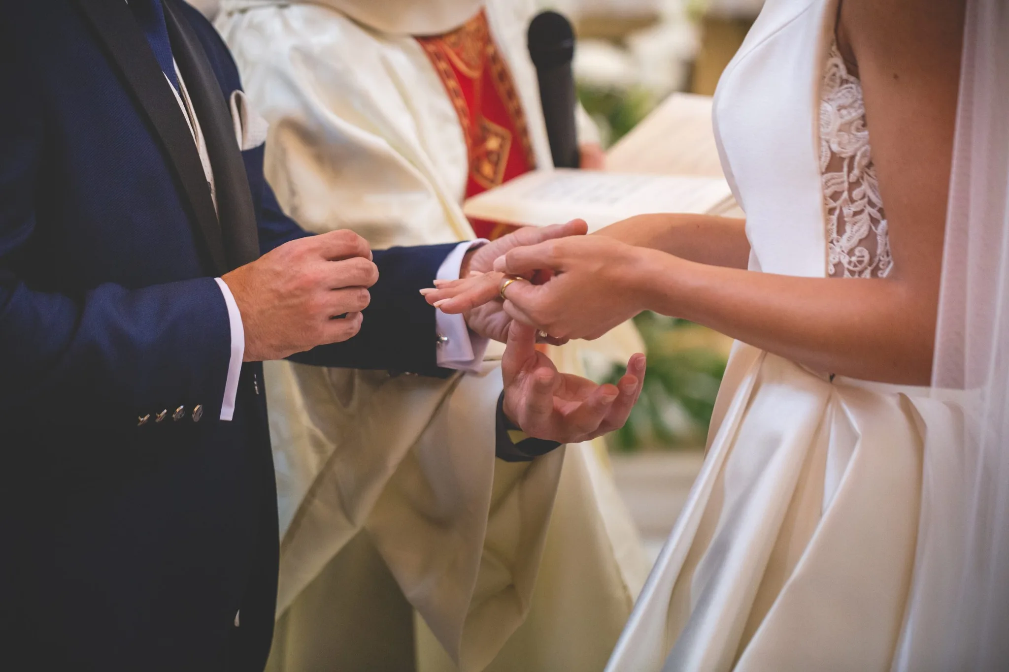 Intercambio de anillos en primer plano durante una boda en Valquijancho.