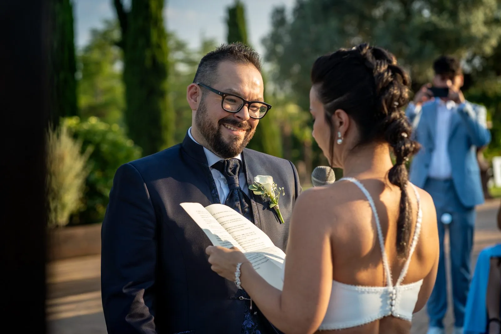 Novios leyendo sus votos durante una boda en Valquijancho.