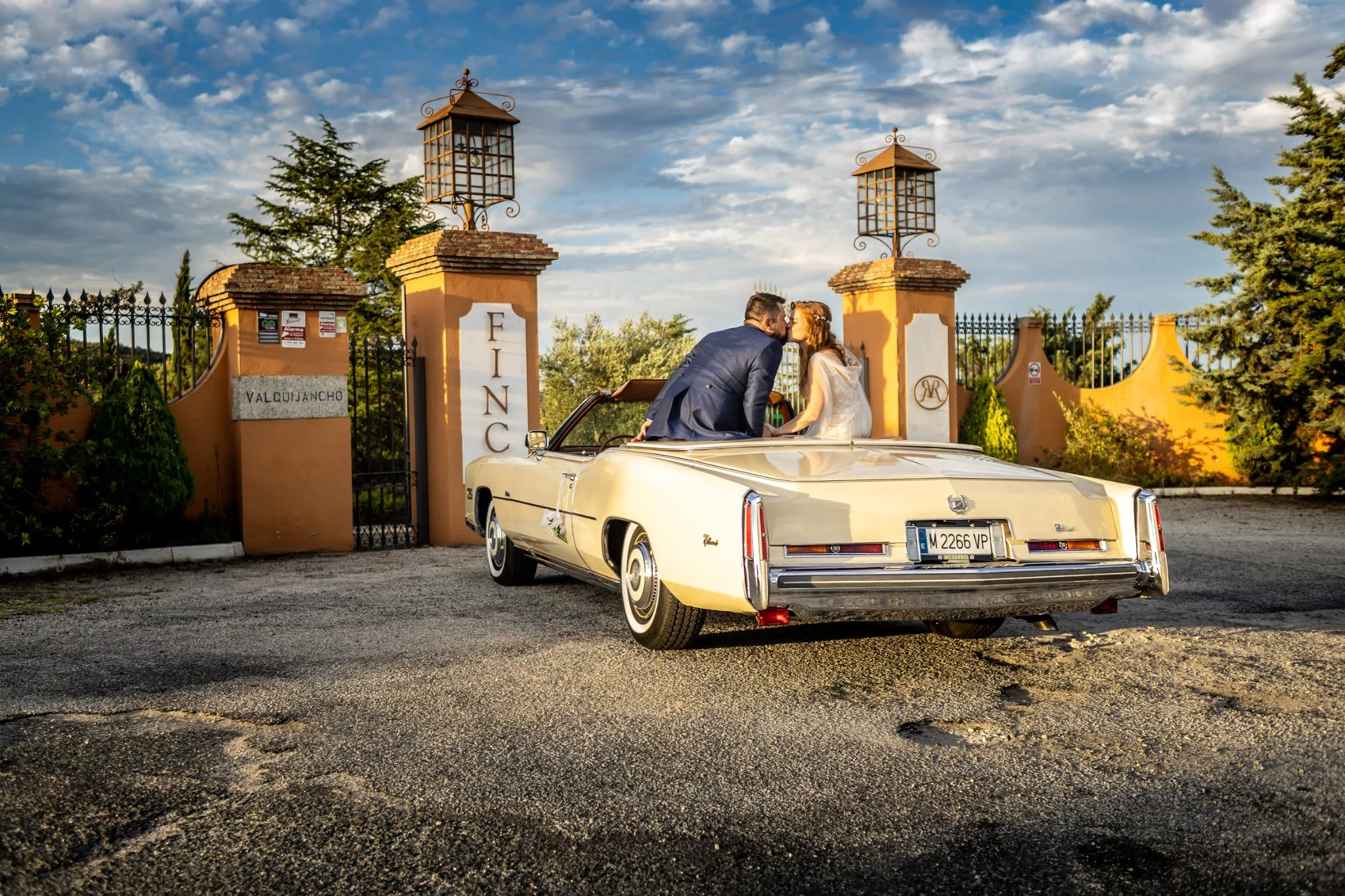 Coche clasico saliendo de la finca durante una boda en Valquijancho.
