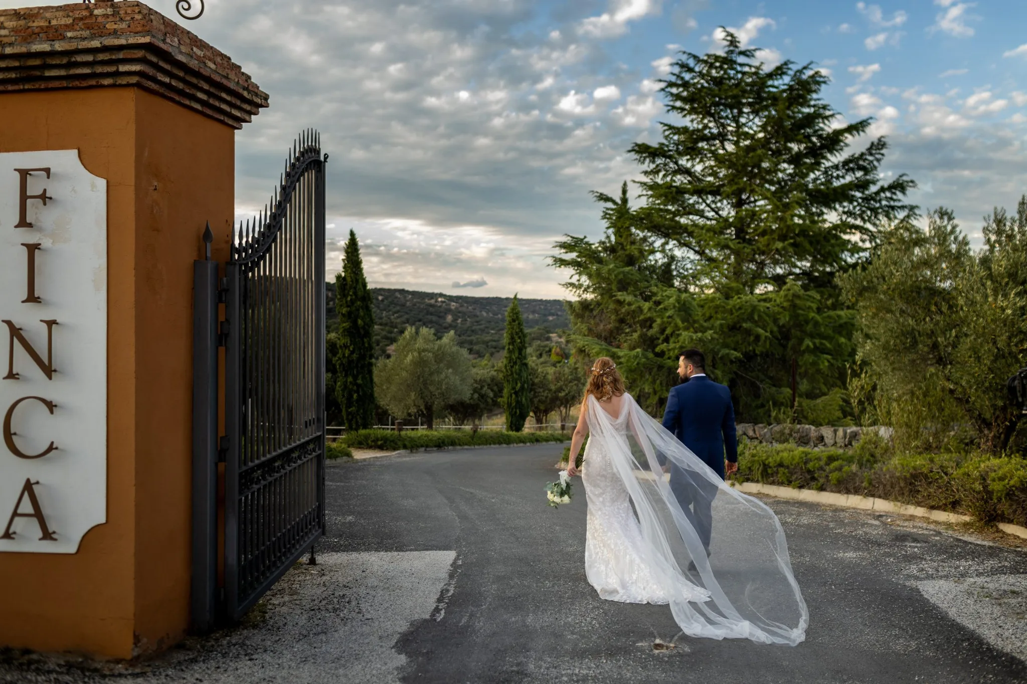 Novia llegando a la entrada de la finca durante una boda en Valquijancho.