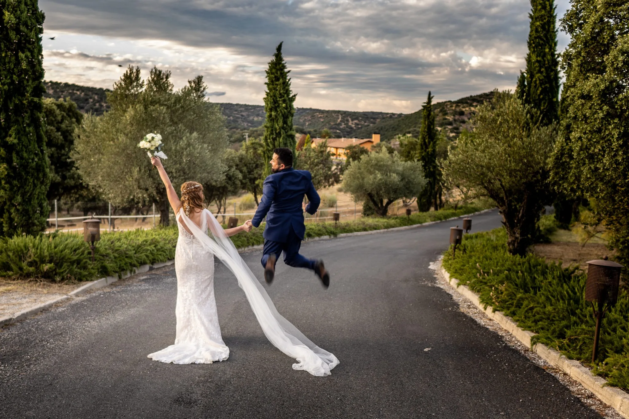 Novios corriendo por los jardines durante una boda en Valquijancho.