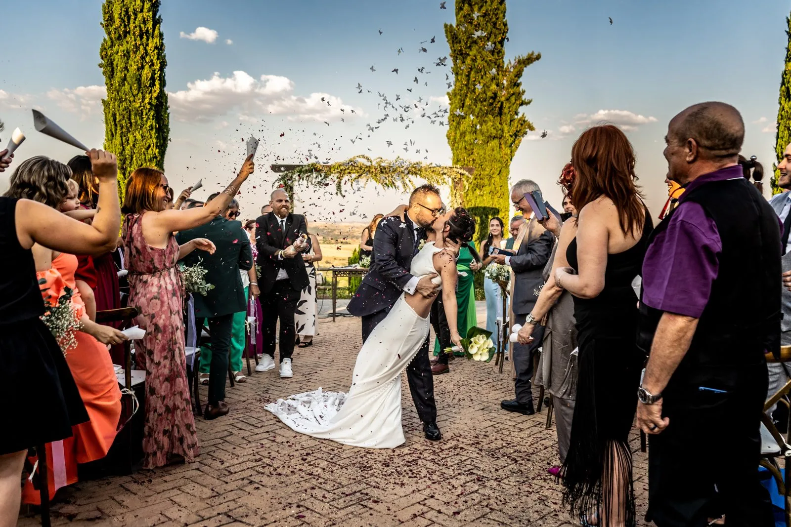 Salida de los novios entre petalos durante una boda en Valquijancho.