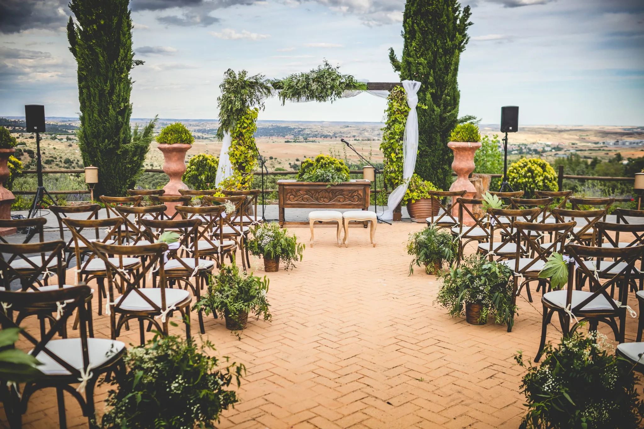 Montaje exterior de ceremonia con cipreses durante una boda en Valquijancho.
