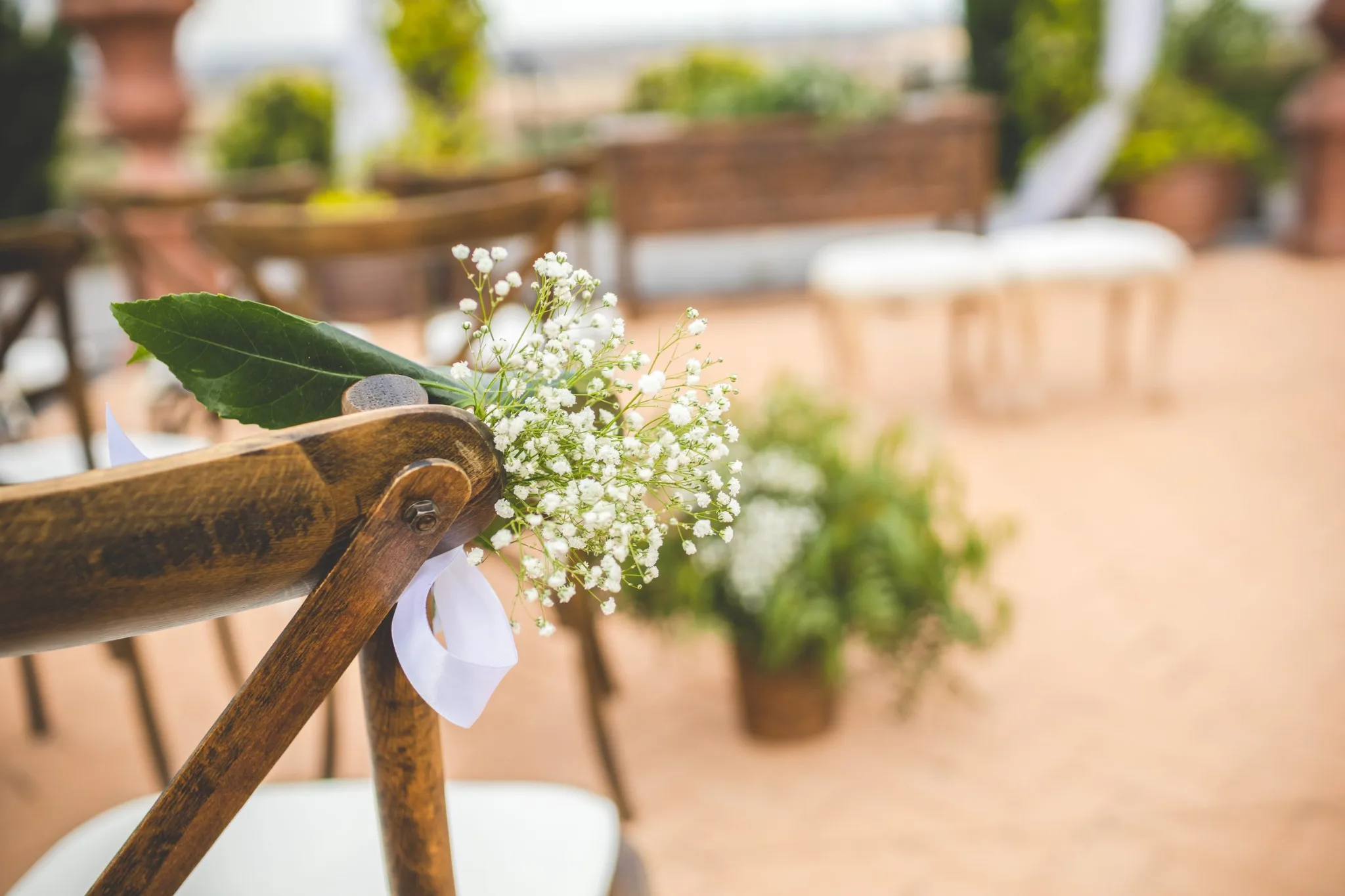 Detalle floral en las sillas de ceremonia durante una boda en Valquijancho.