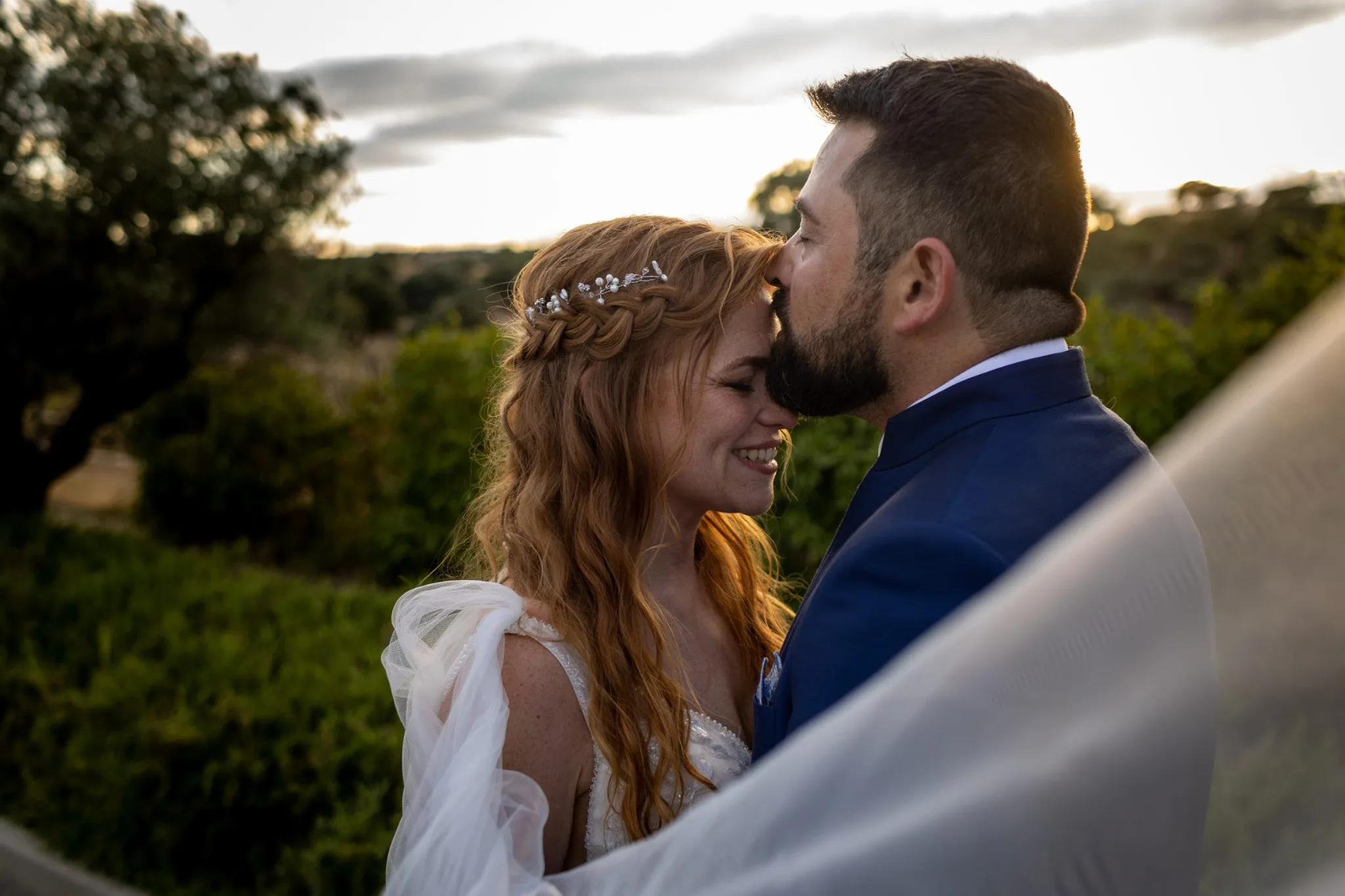 Retrato de los novios al atardecer durante una boda en Valquijancho.