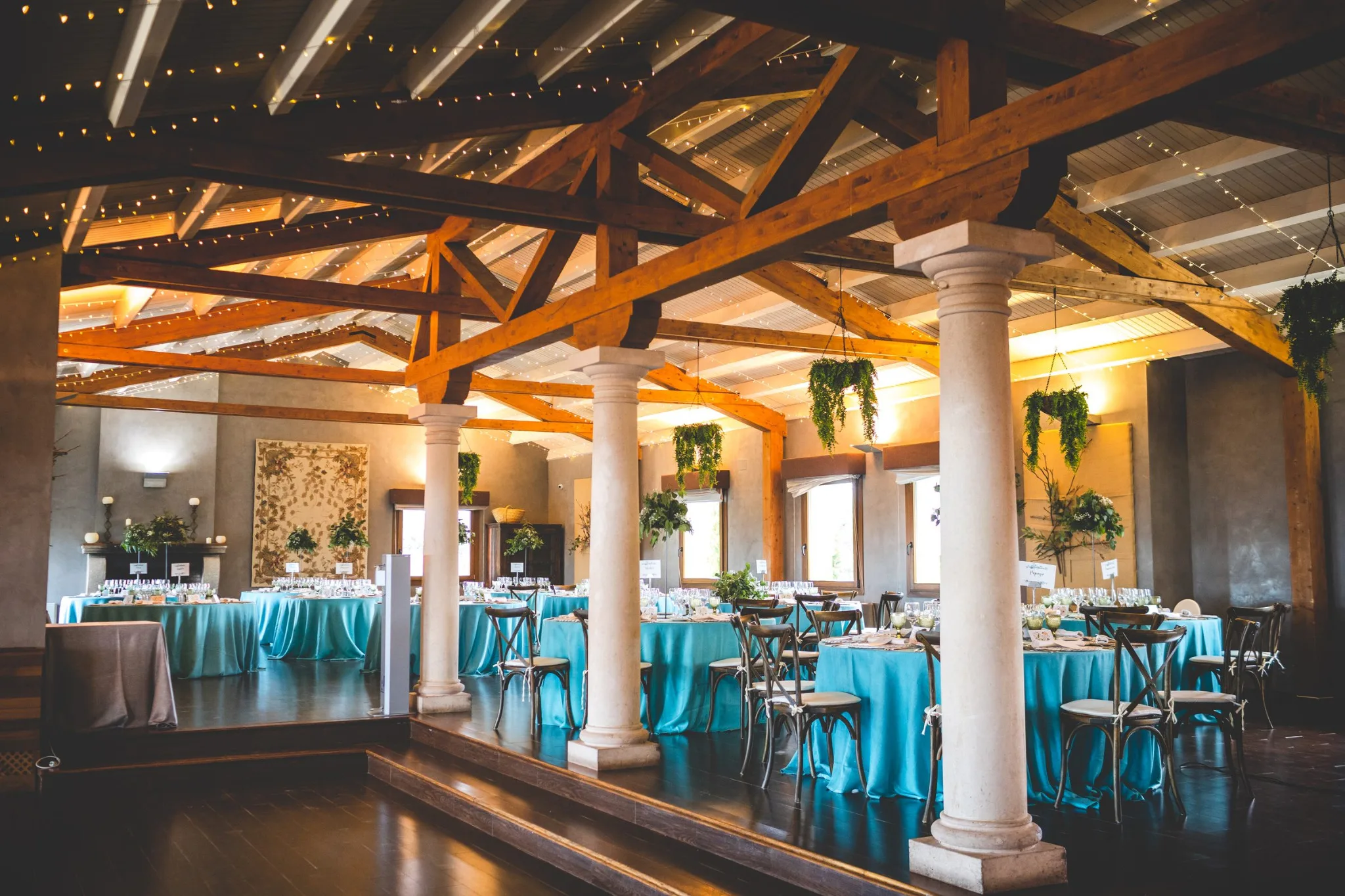 Salon de celebracion preparado durante una boda en Valquijancho.