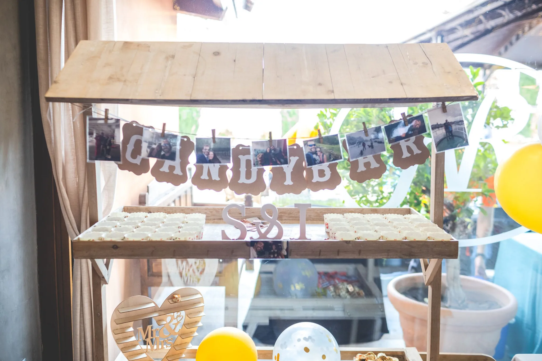 Mesa de recuerdos y fotografias durante una boda en Valquijancho.