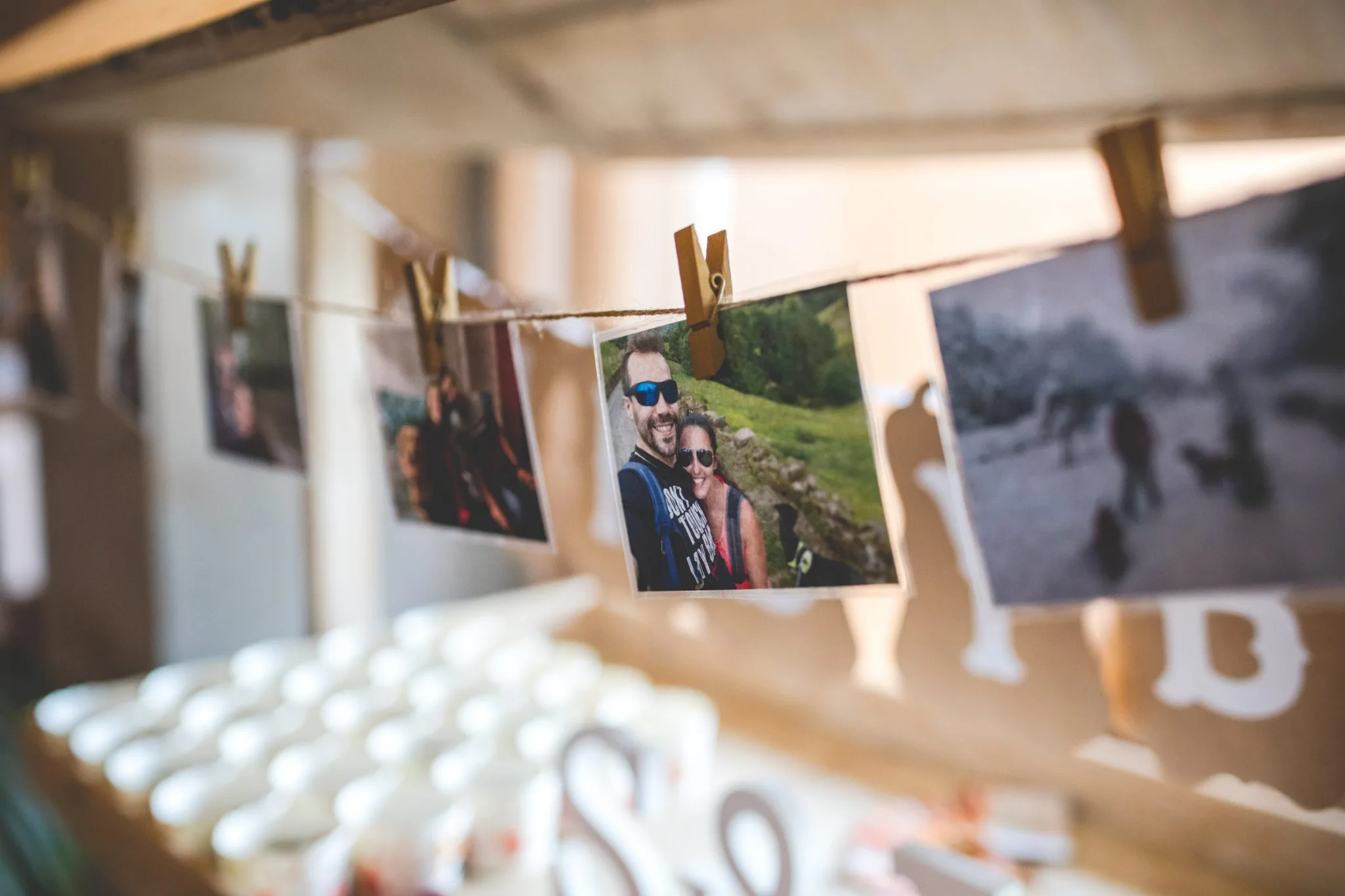 Detalle de fotografias y decoracion durante una boda en Valquijancho.