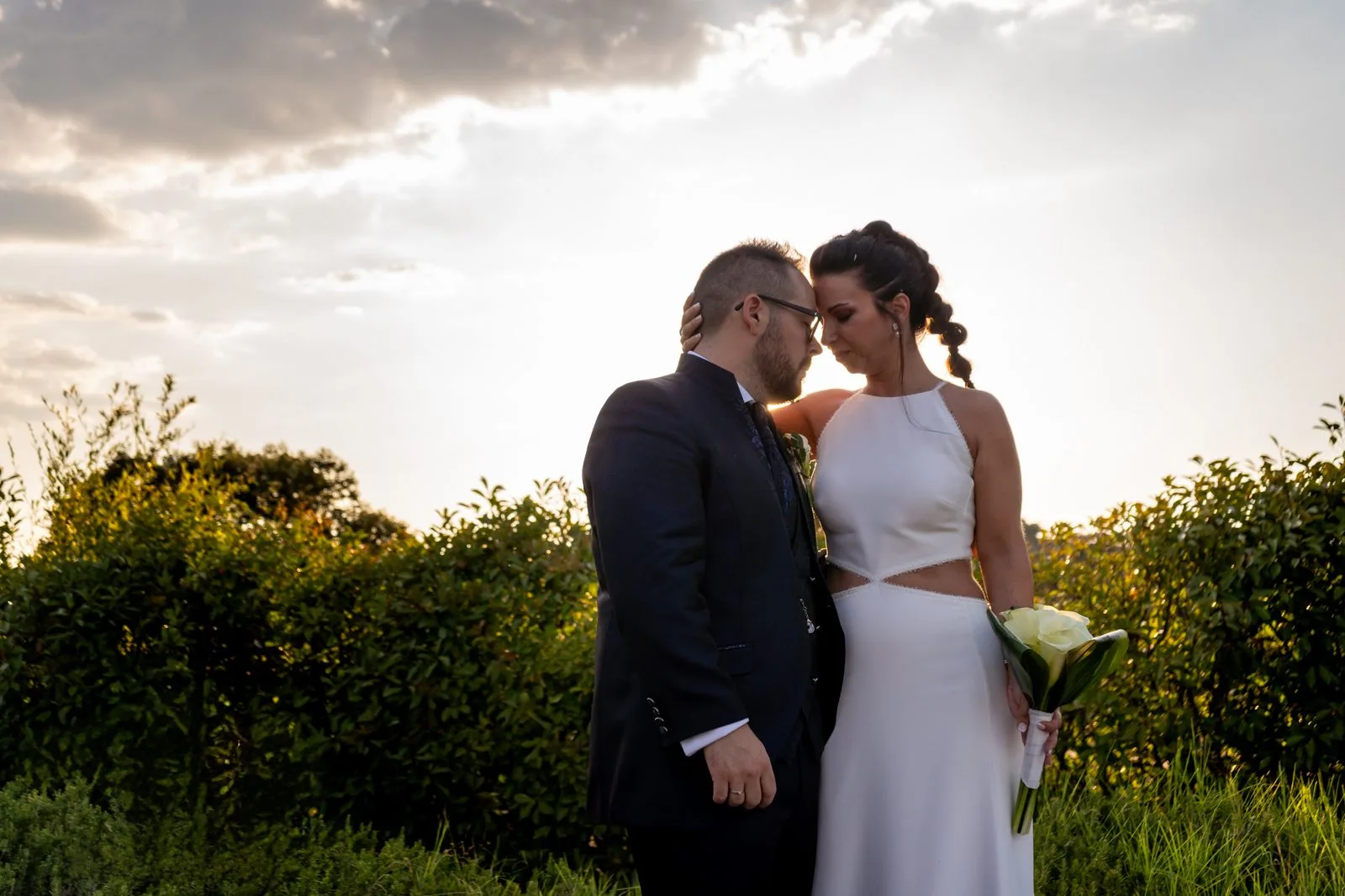 Retrato de los novios en el jardin durante una boda en Valquijancho.