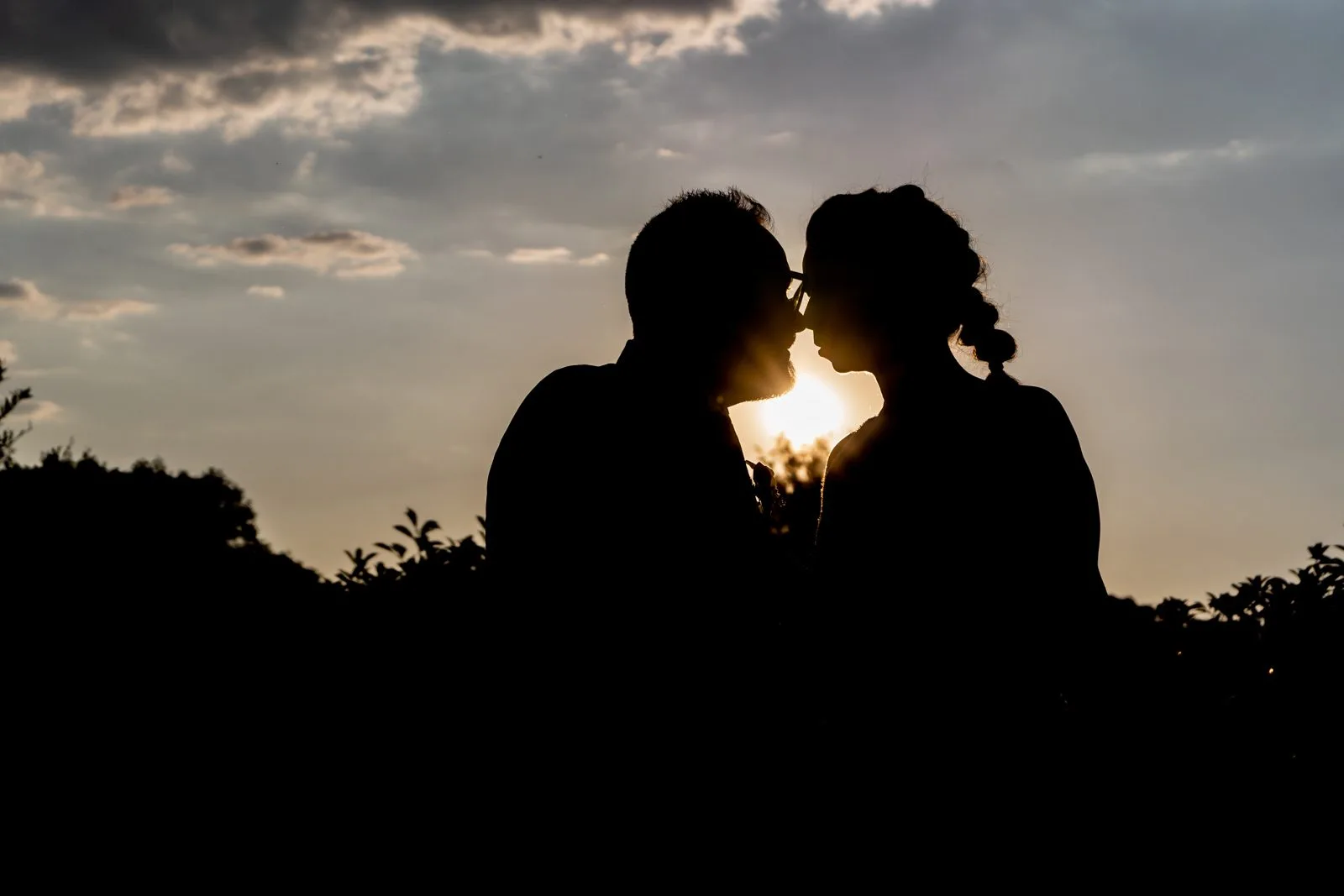 Silueta de los novios al atardecer durante una boda en Valquijancho.
