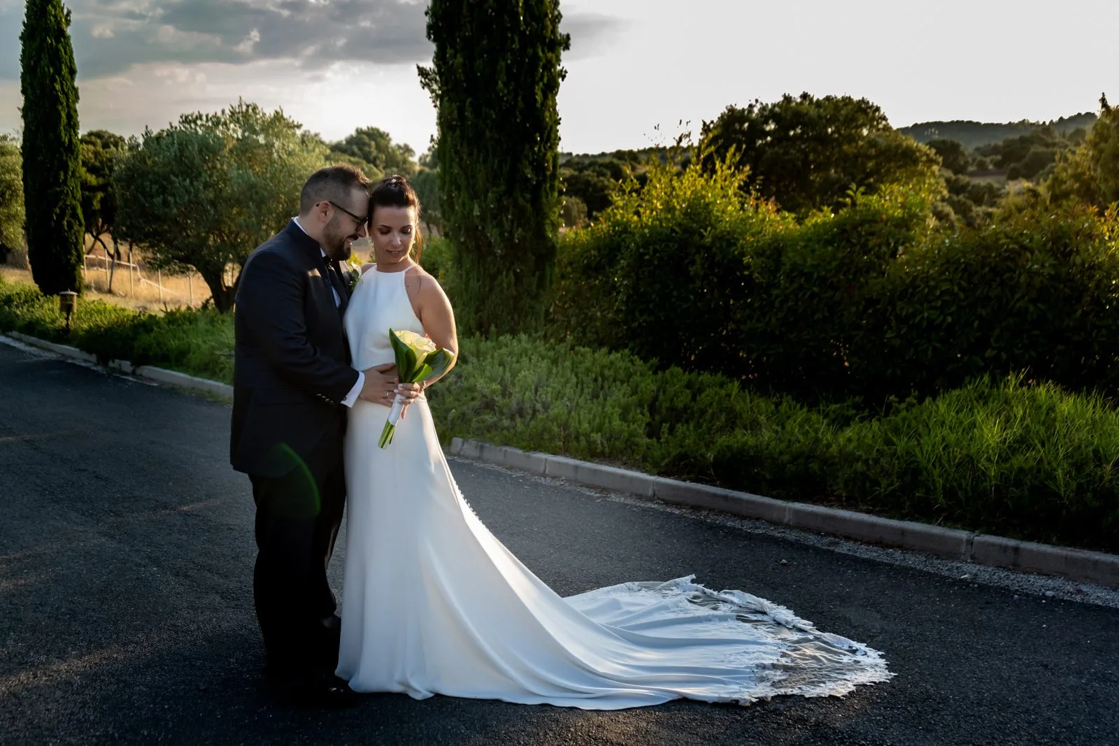Novios abrazados en el camino durante una boda en Valquijancho.