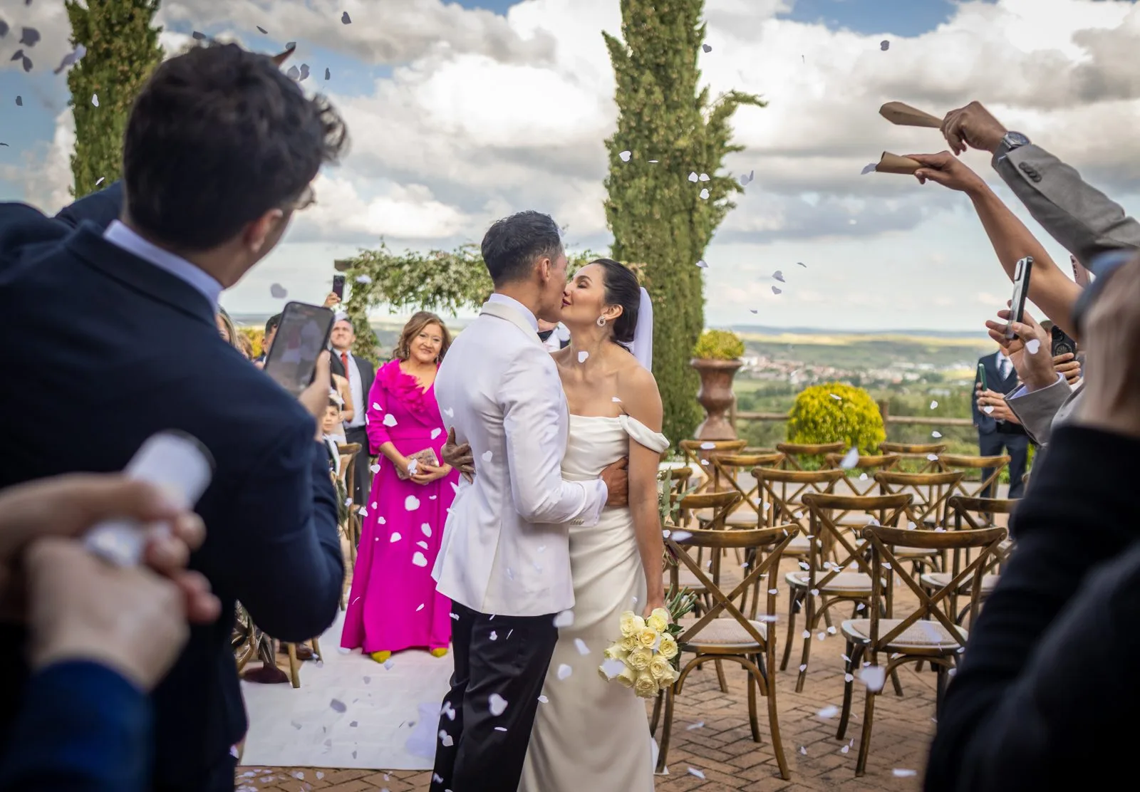 Entrada del novio a la ceremonia durante una boda en Valquijancho.