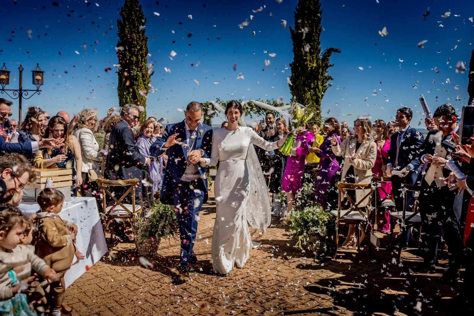 Salida de los novios entre petalos durante una boda en Valquijancho.