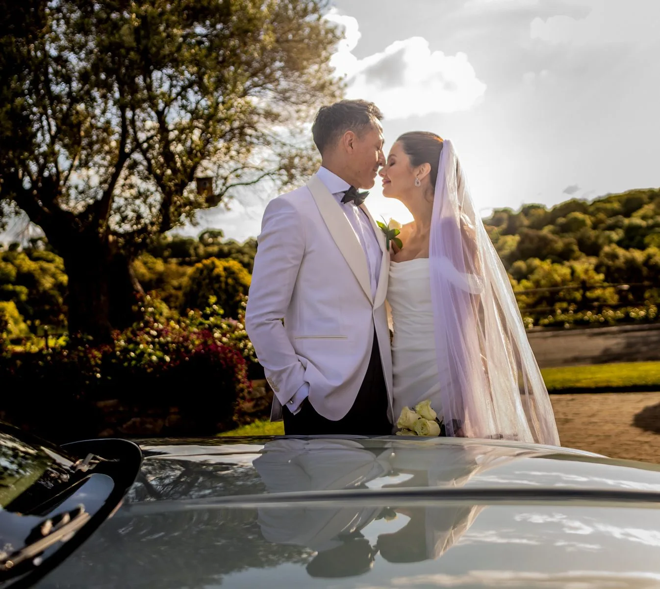 Retrato romantico junto al coche durante una boda en Valquijancho.