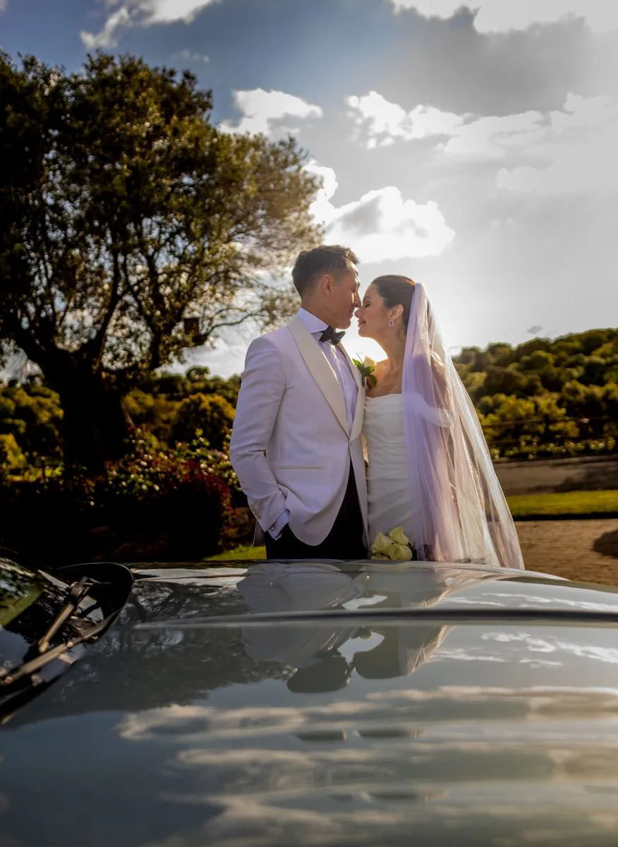 Novios reflejados sobre el coche durante una boda en Valquijancho.