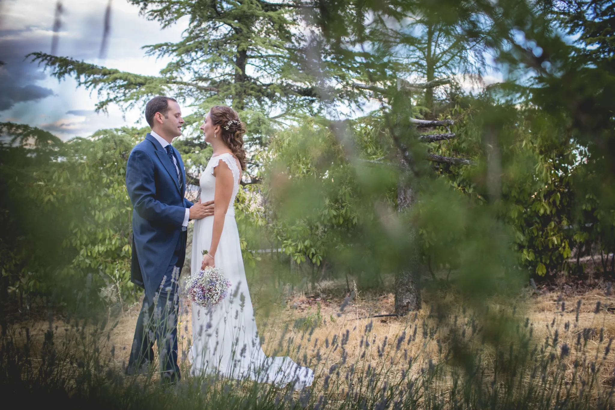 Novios en los jardines de la finca durante una boda en Valquijancho.