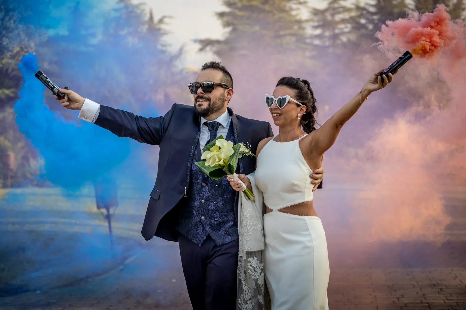 Novios celebrando con humo de colores durante una boda en Valquijancho.