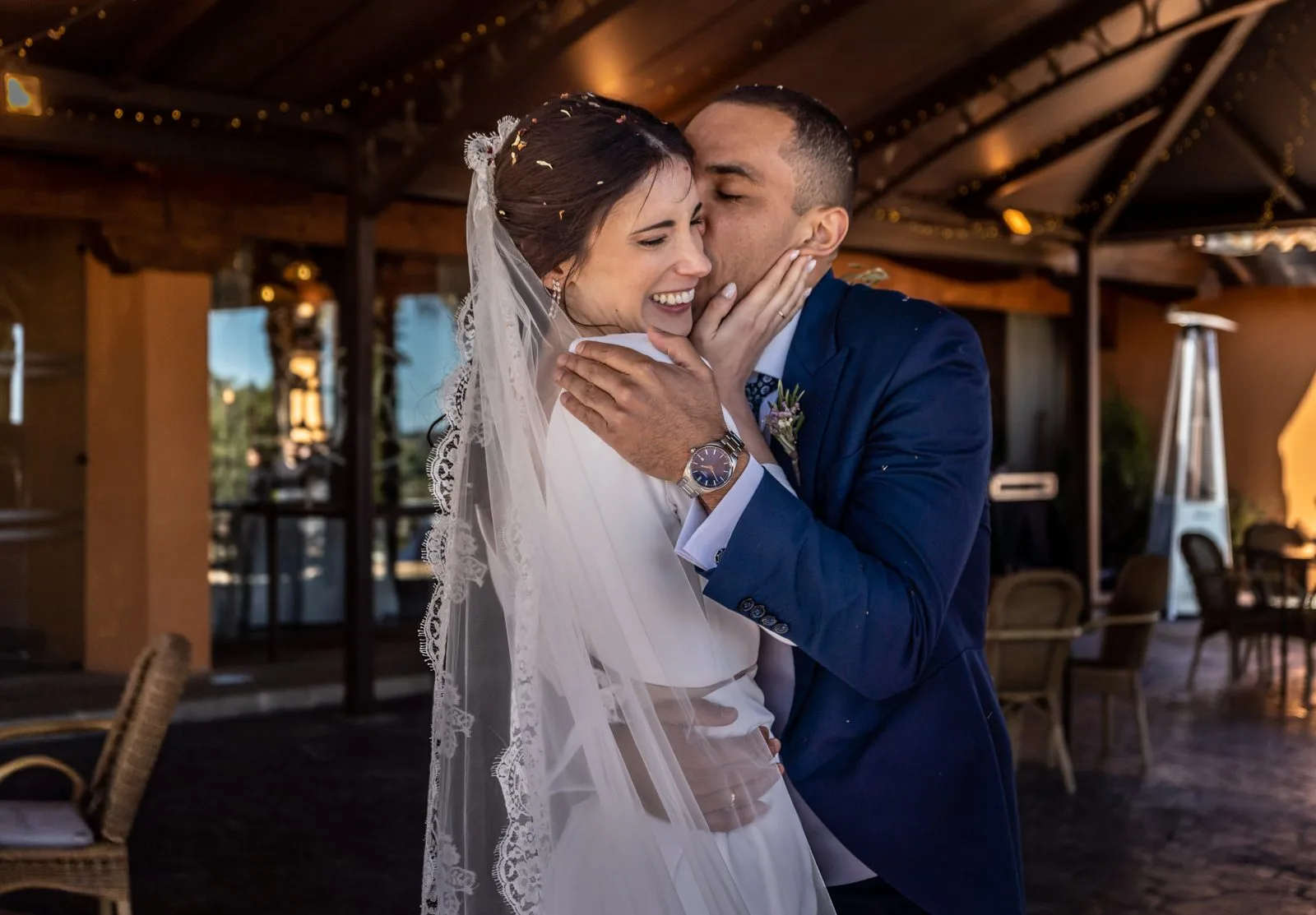 Abrazo de los novios en el salon durante una boda en Valquijancho.