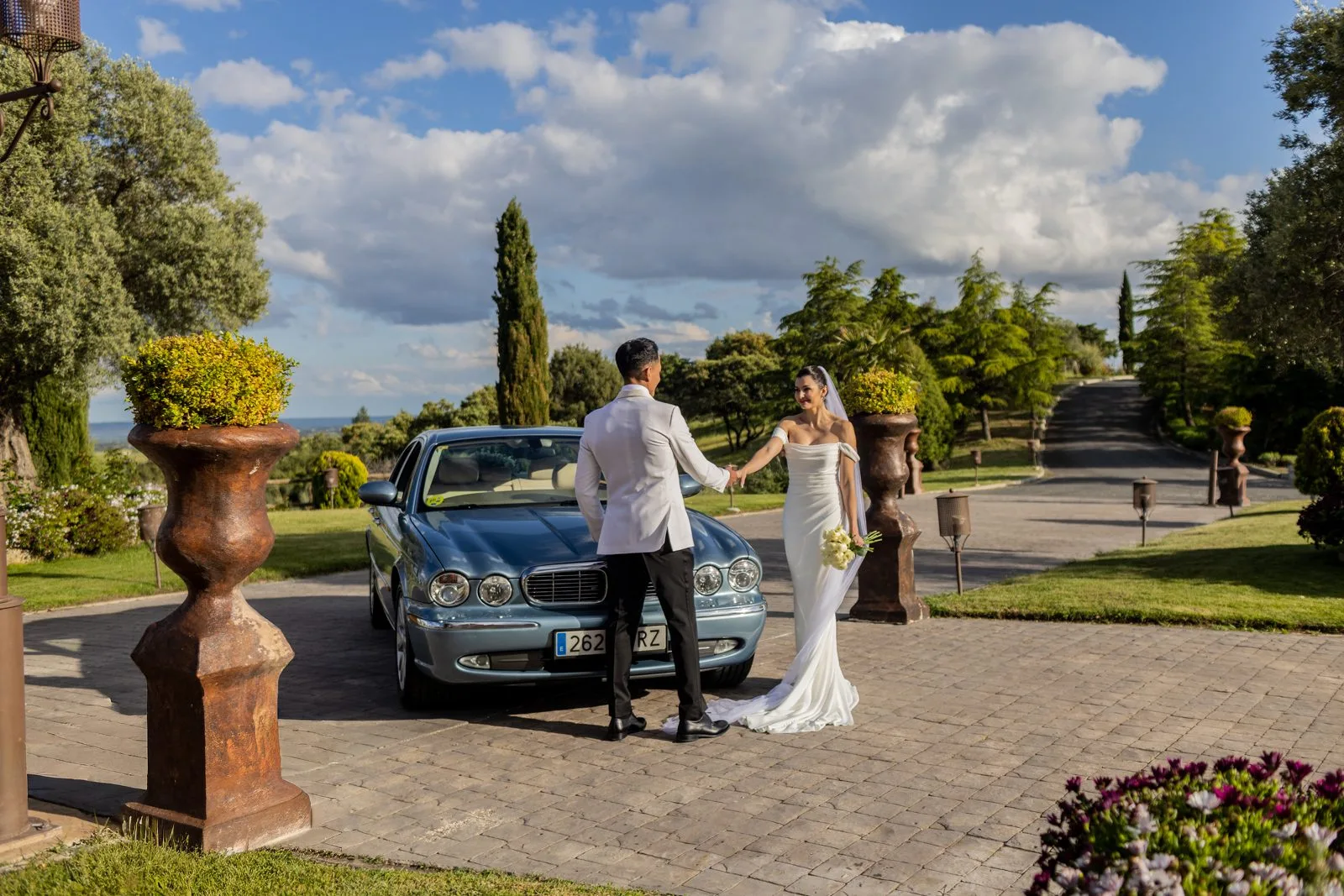 Novia llegando junto al coche clasico durante una boda en Valquijancho.