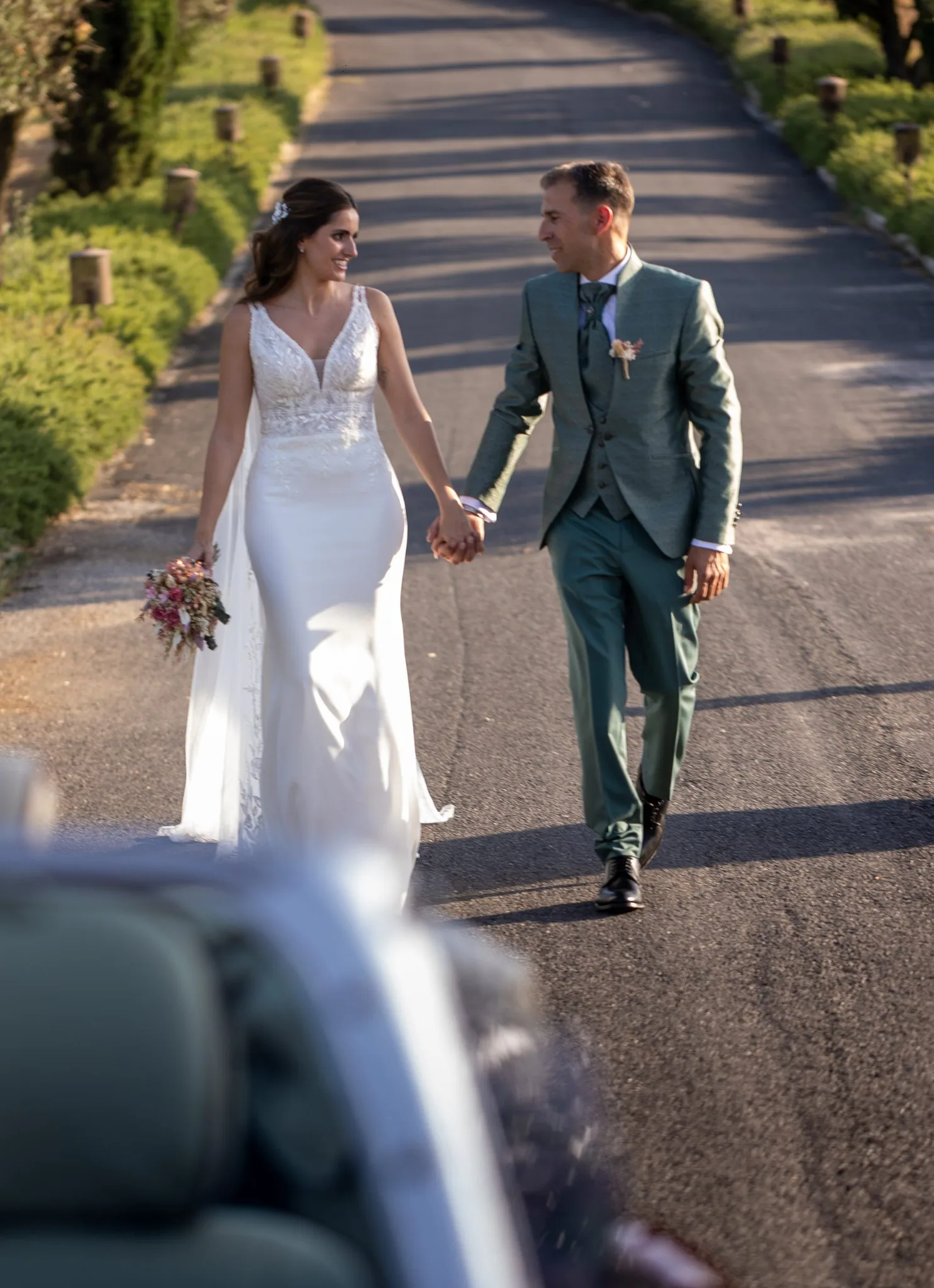 Novios caminando junto al coche durante una boda en Valquijancho.