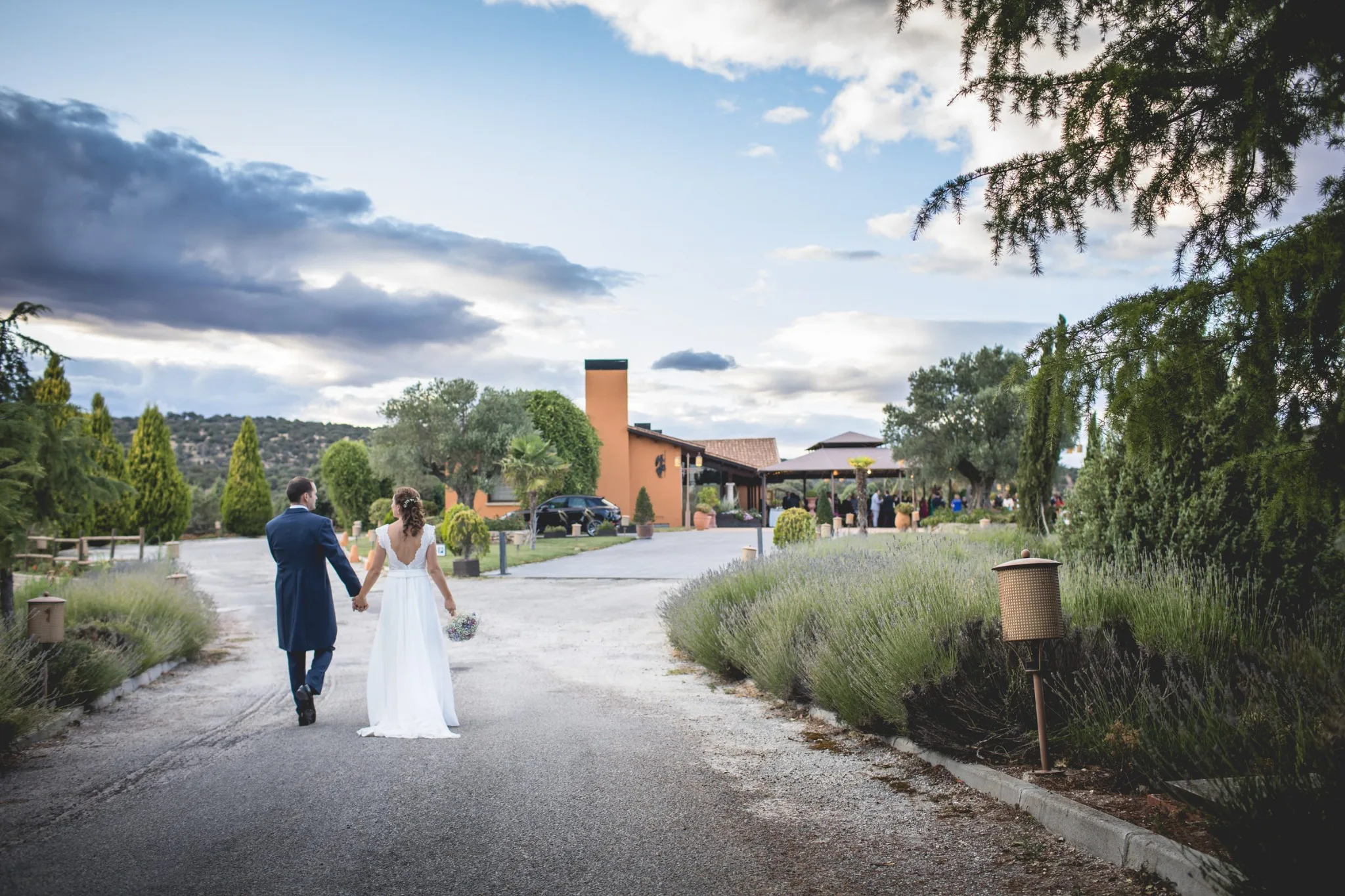 Novios caminando por la finca durante una boda en Valquijancho.