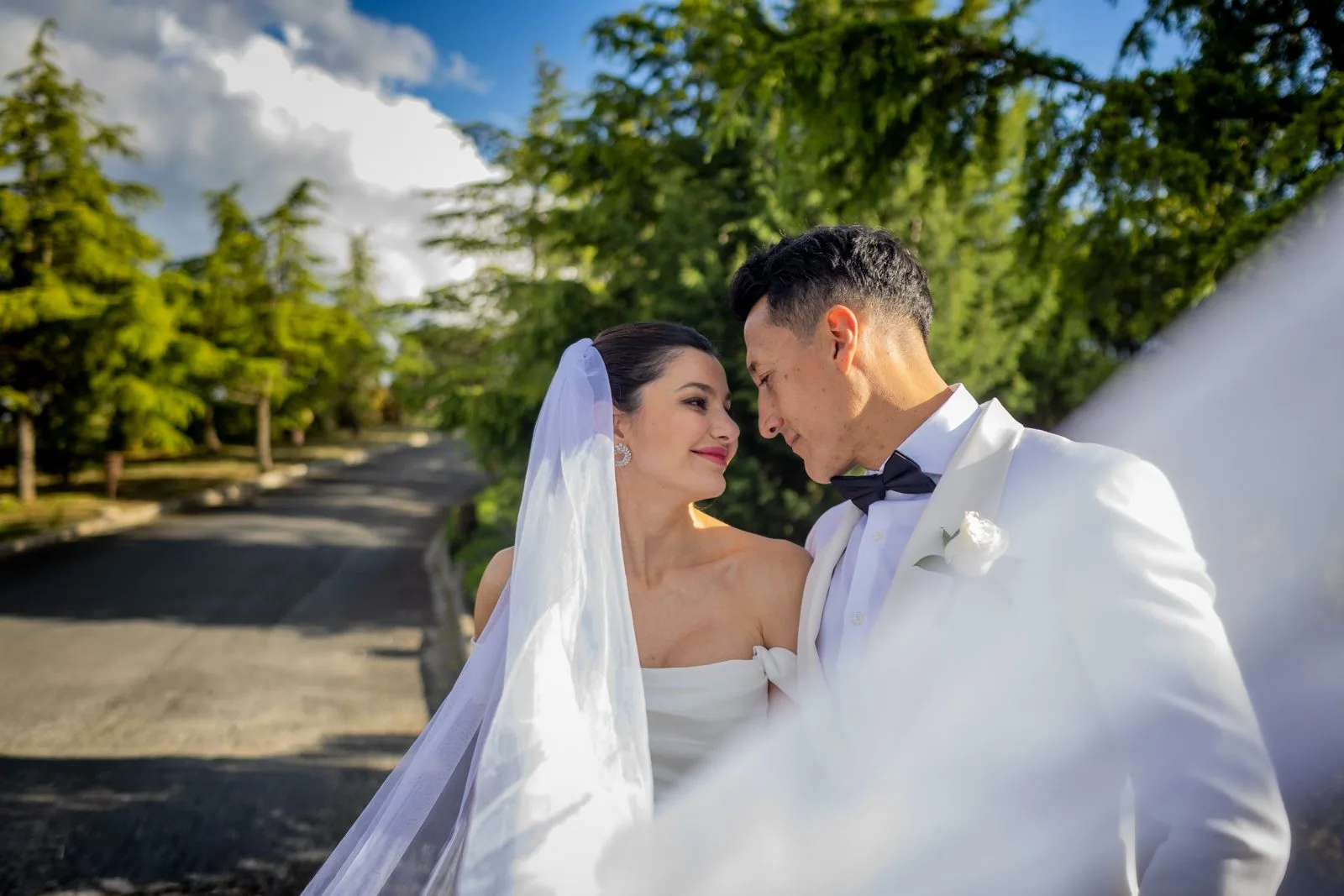 Beso de los novios bajo el velo durante una boda en Valquijancho.
