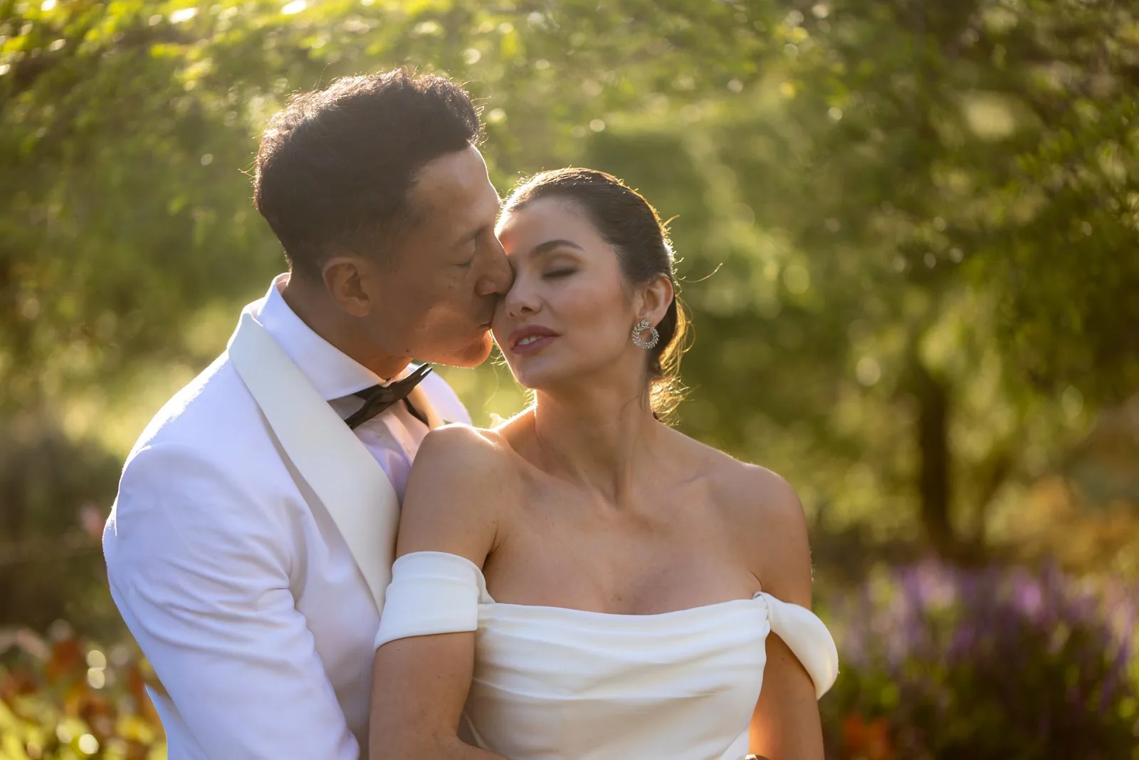 Retrato de los novios con luz de atardecer durante una boda en Valquijancho.